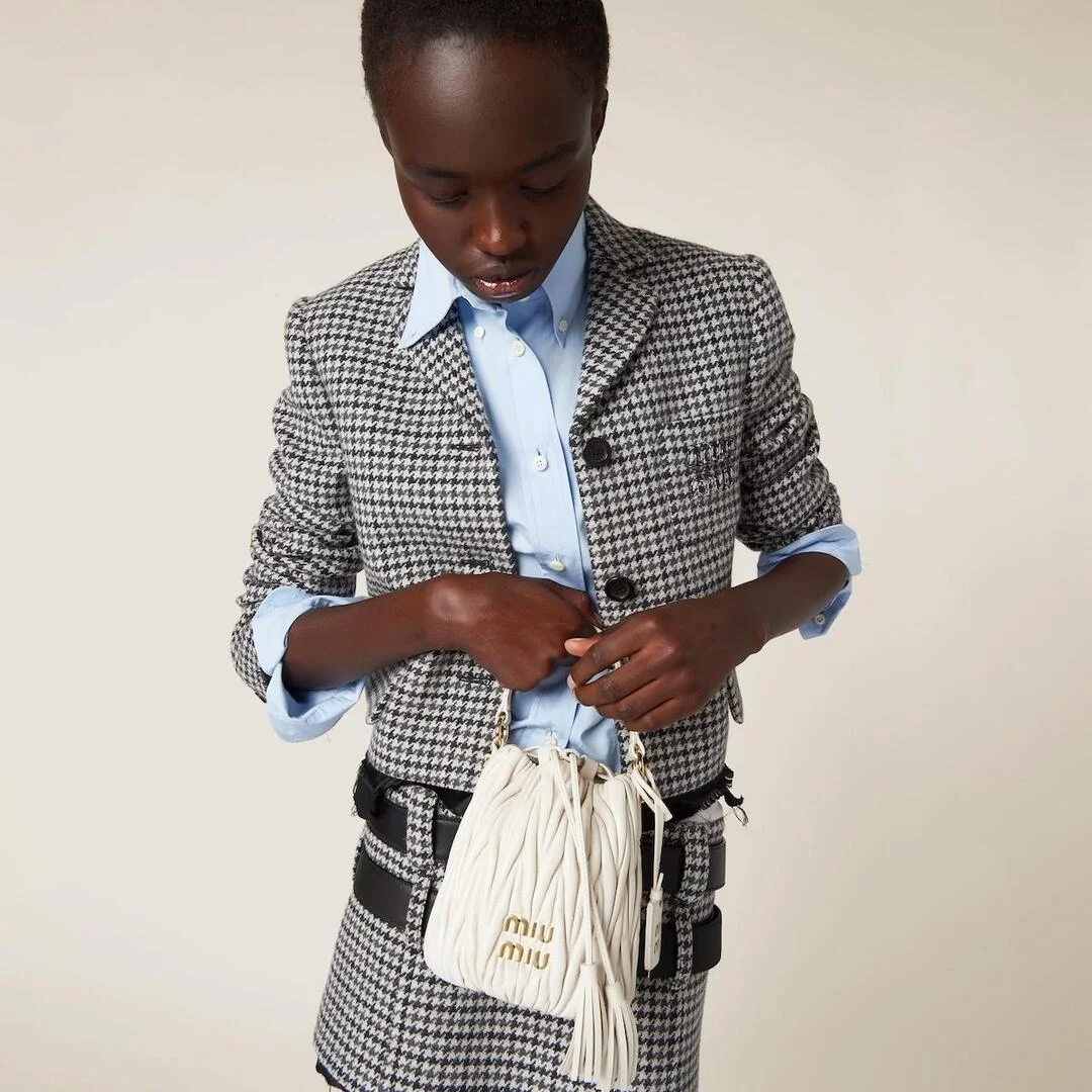 미우미우 마테라쎄 나파 가죽 버킷백 화이트