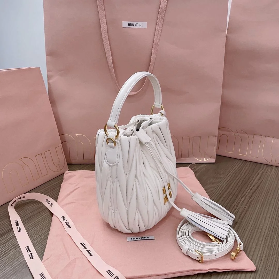 미우미우 마테라쎄 나파 가죽 버킷백 화이트