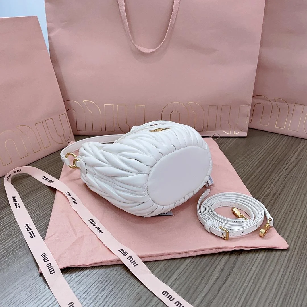 미우미우 마테라쎄 나파 가죽 버킷백 화이트