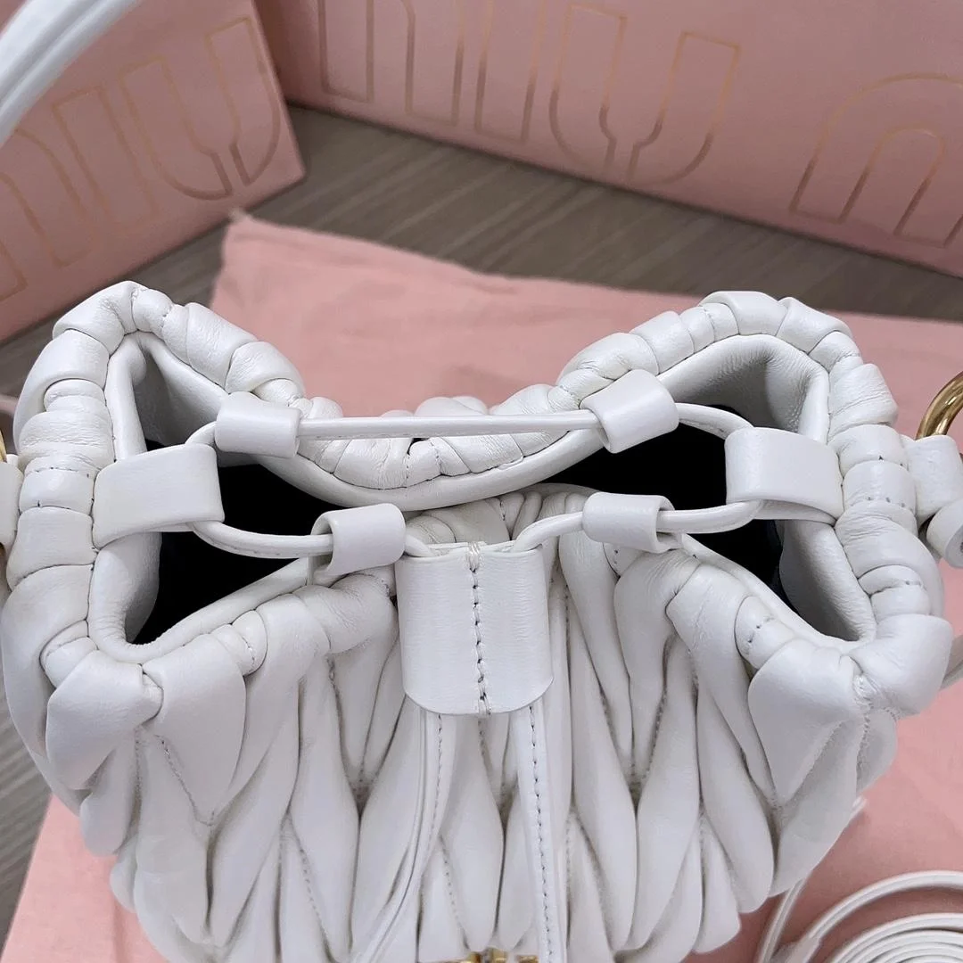 미우미우 마테라쎄 나파 가죽 버킷백 화이트