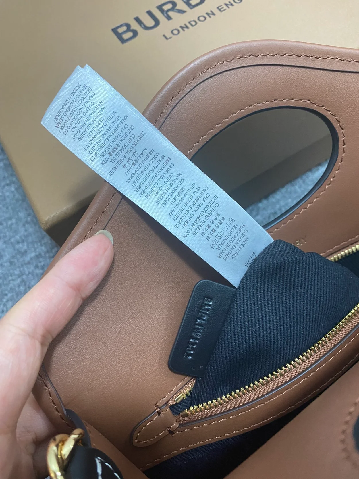 버버리 미니 포켓 백 다크 버치 브라운