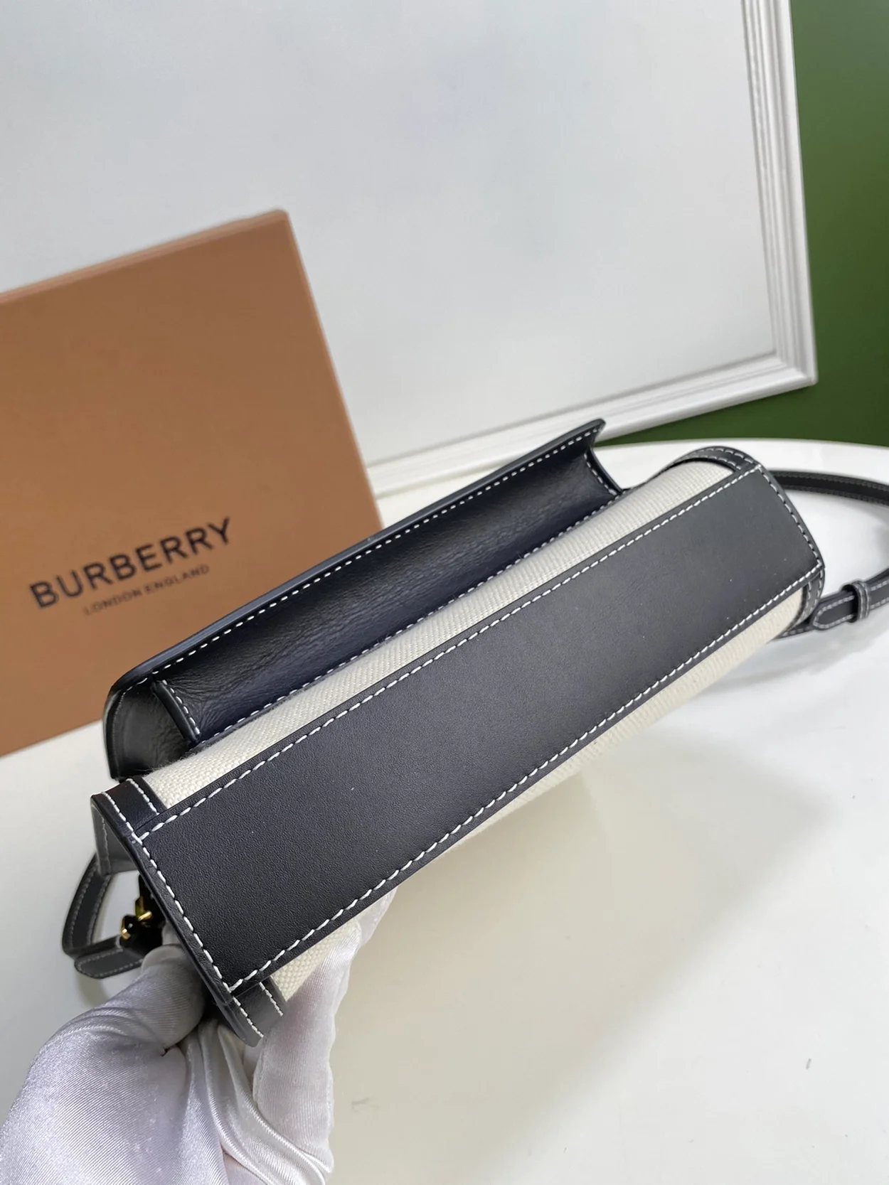 버버리 미니 로고 그래픽 캔버스 포켓백