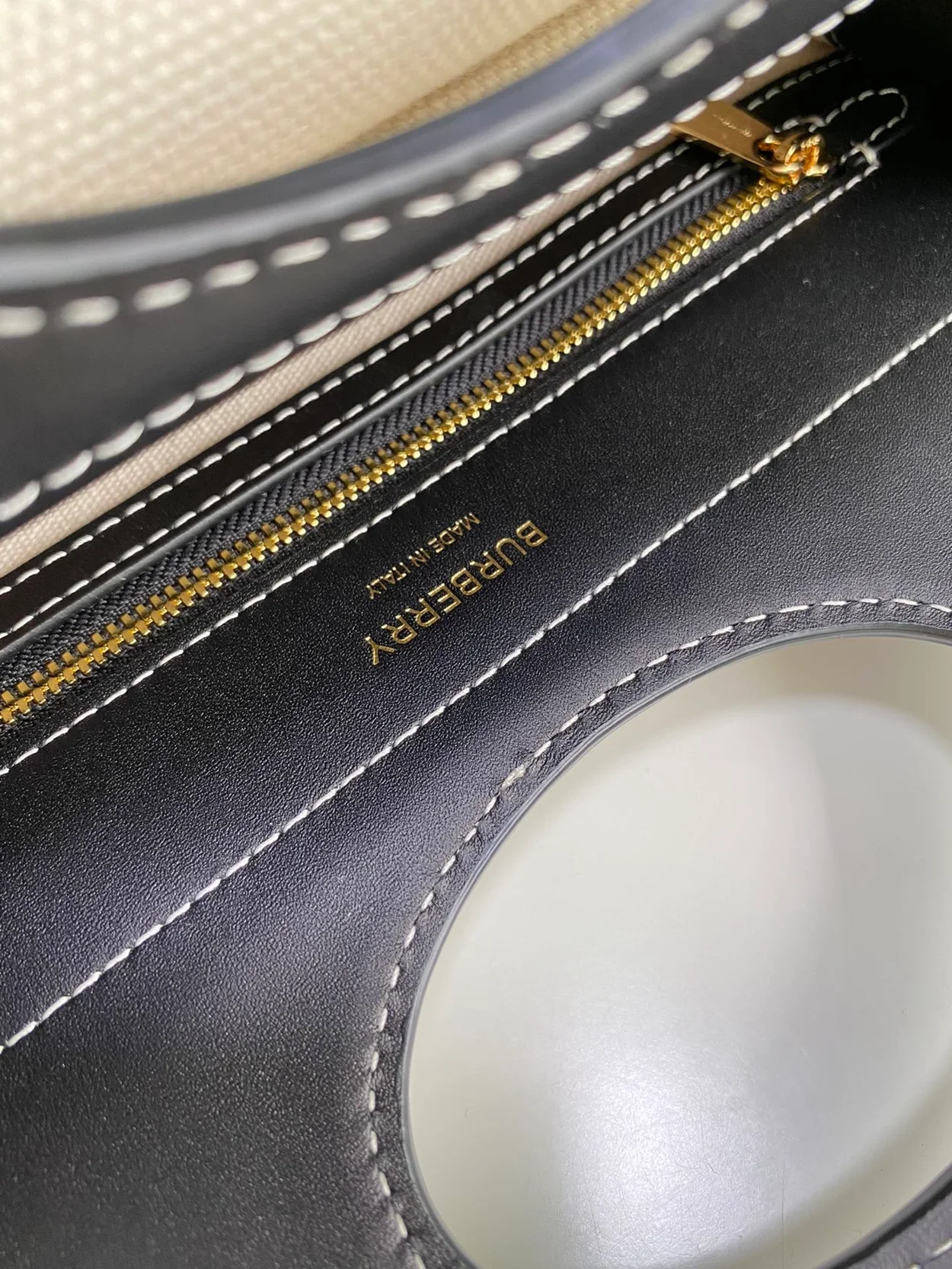 버버리 미니 로고 그래픽 캔버스 포켓백