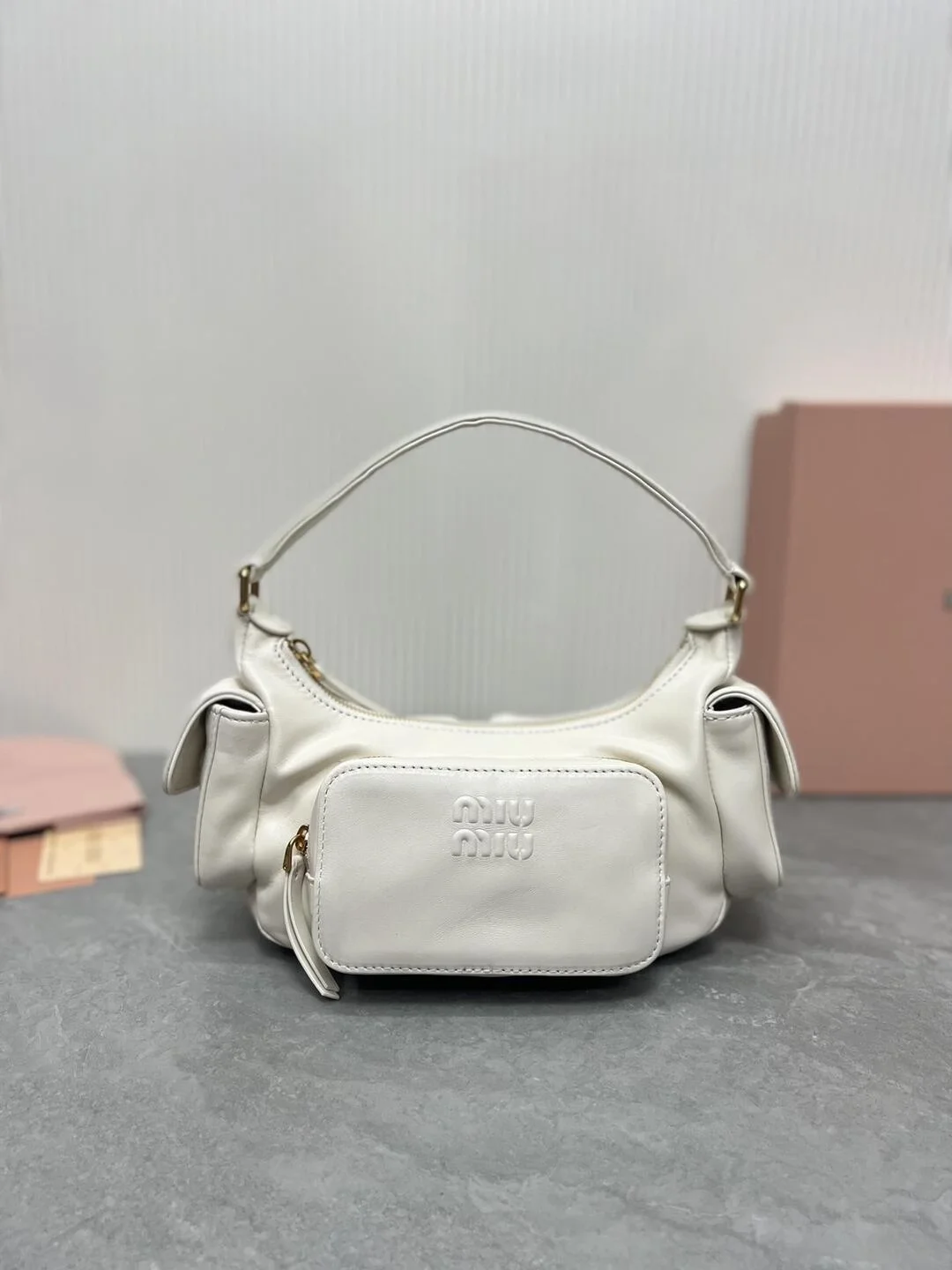 미우미우 나파 가죽 포켓백 화이트