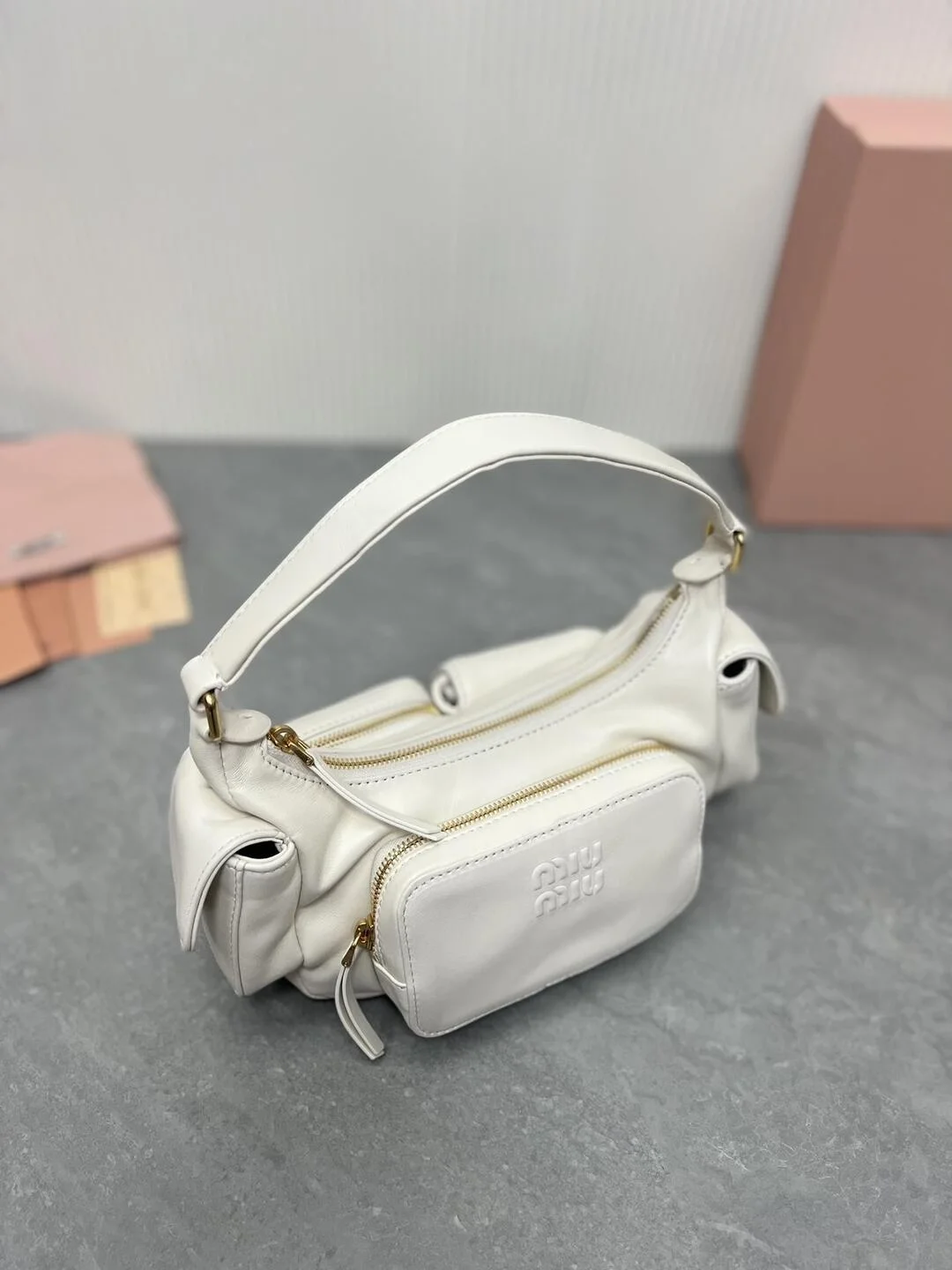 미우미우 나파 가죽 포켓백 화이트