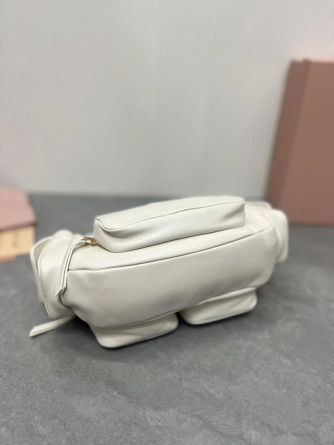 미우미우 나파 가죽 포켓백 화이트