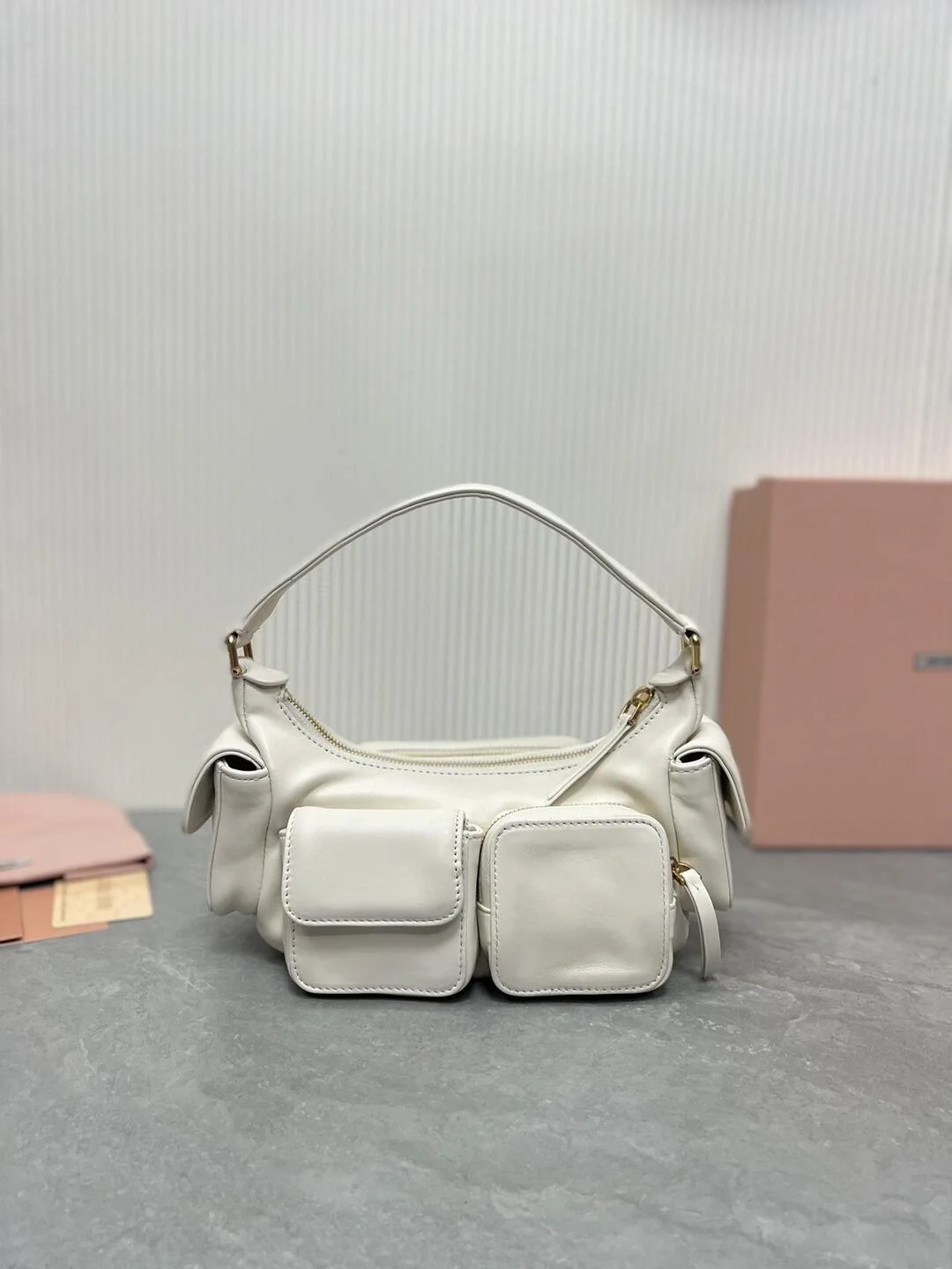 미우미우 나파 가죽 포켓백 화이트