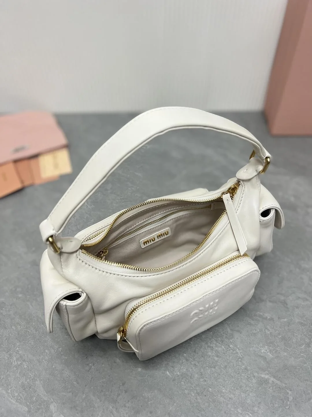 미우미우 나파 가죽 포켓백 화이트