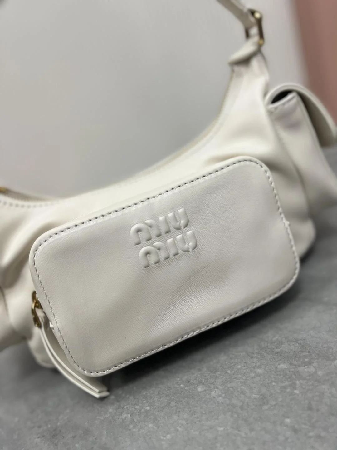 미우미우 나파 가죽 포켓백 화이트