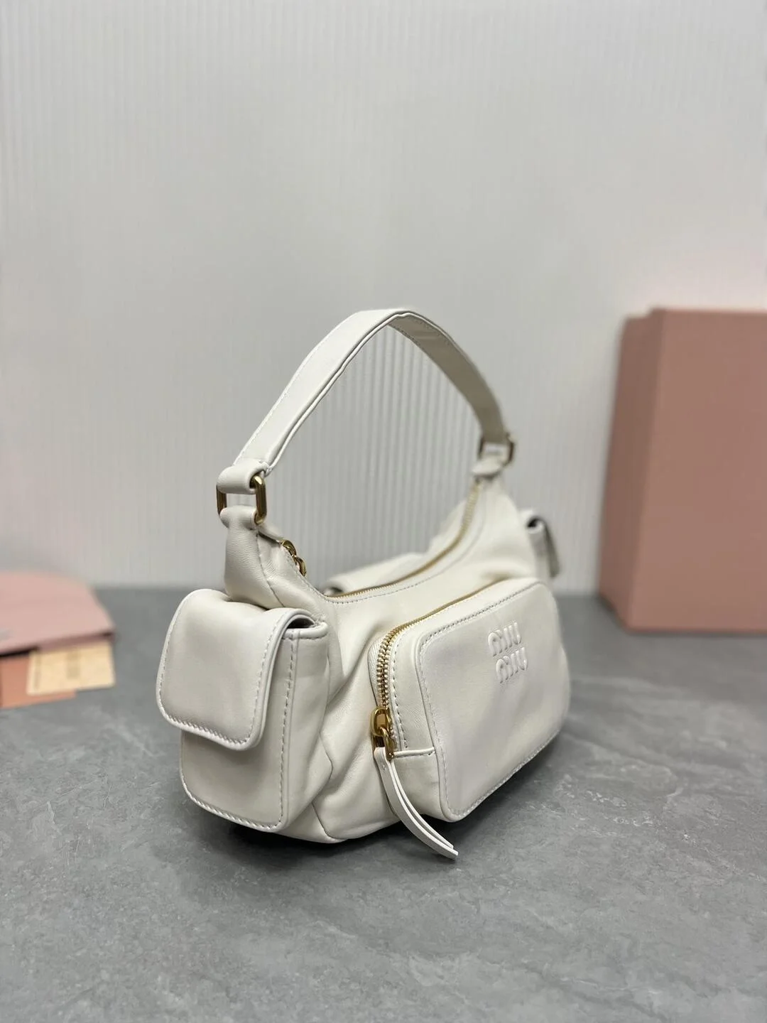 미우미우 나파 가죽 포켓백 화이트