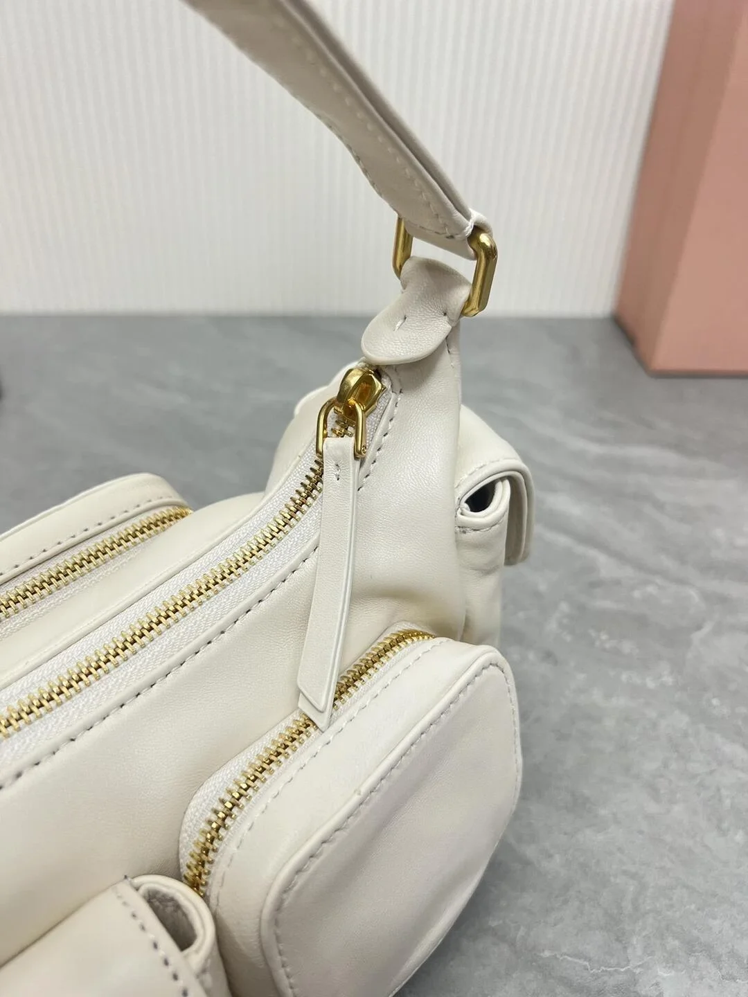 미우미우 나파 가죽 포켓백 화이트