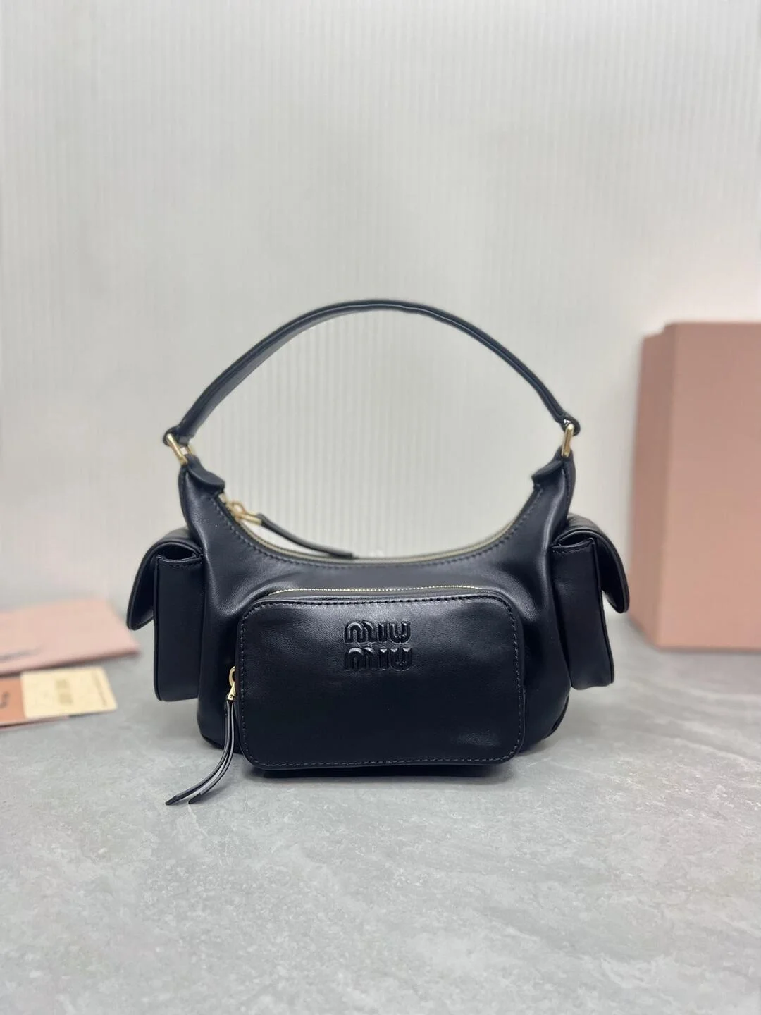미우미우 나파 가죽 포켓백 블랙