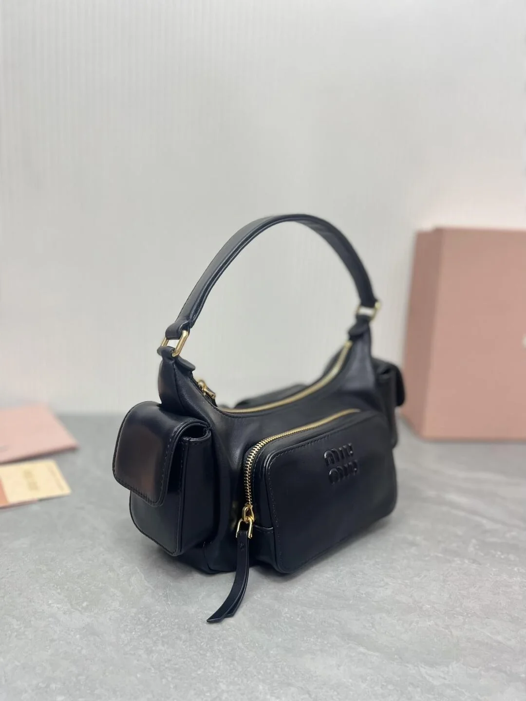 미우미우 나파 가죽 포켓백 블랙