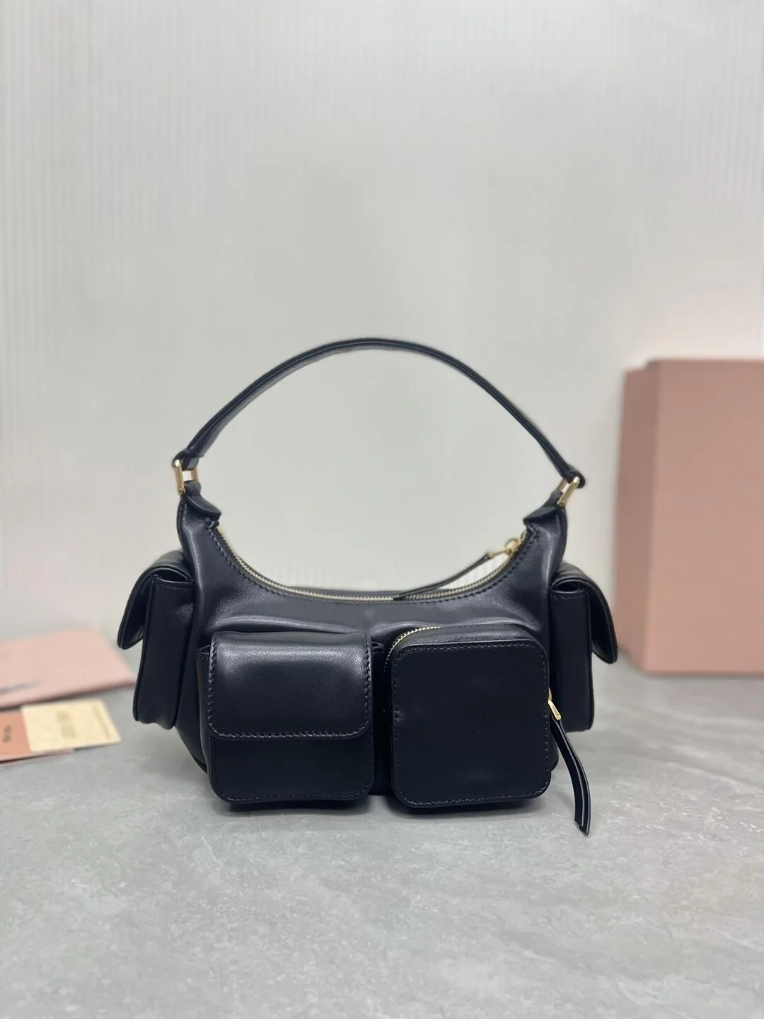 미우미우 나파 가죽 포켓백 블랙