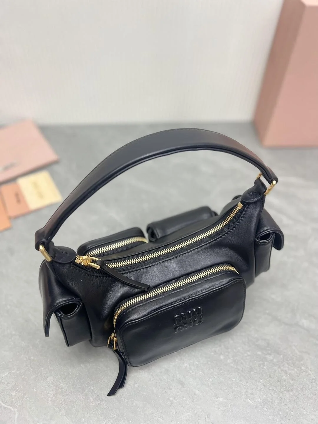 미우미우 나파 가죽 포켓백 블랙