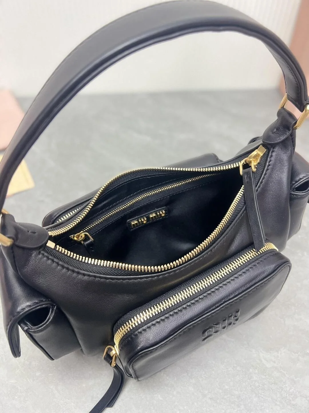 미우미우 나파 가죽 포켓백 블랙