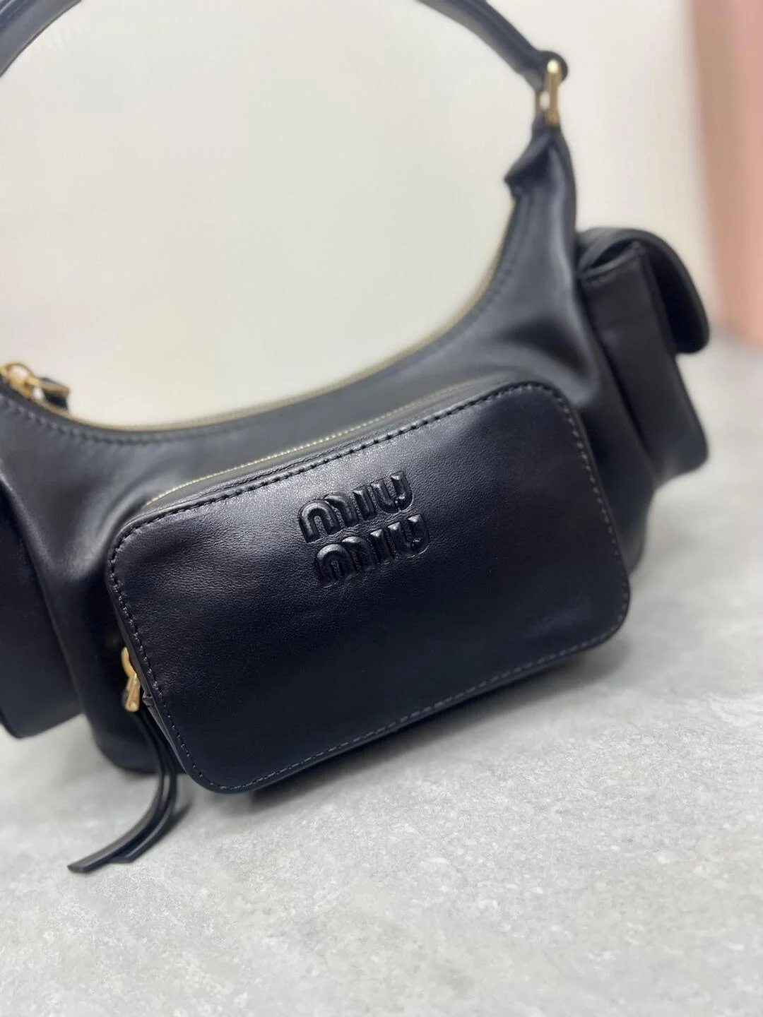 미우미우 나파 가죽 포켓백 블랙