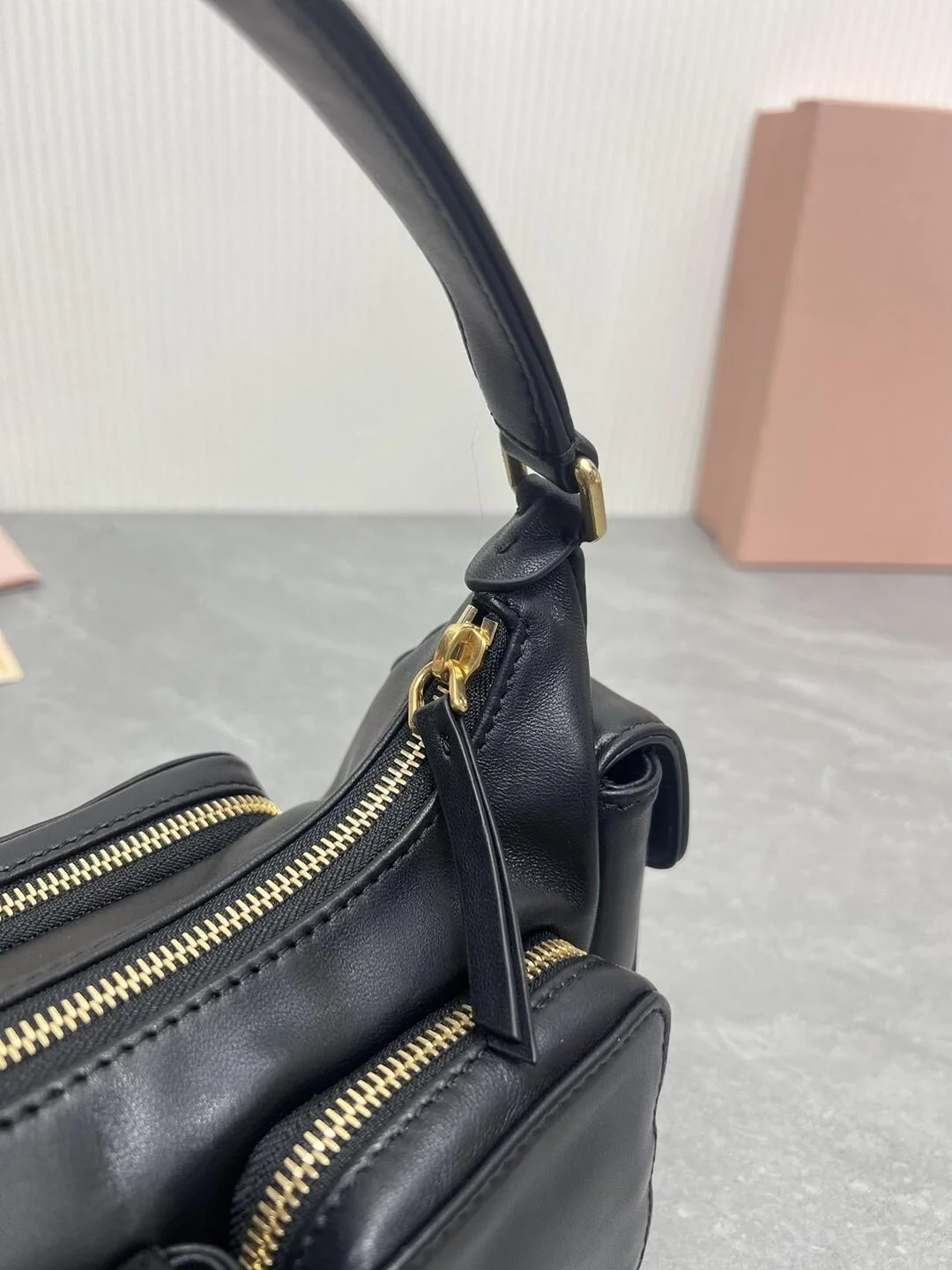 미우미우 나파 가죽 포켓백 블랙