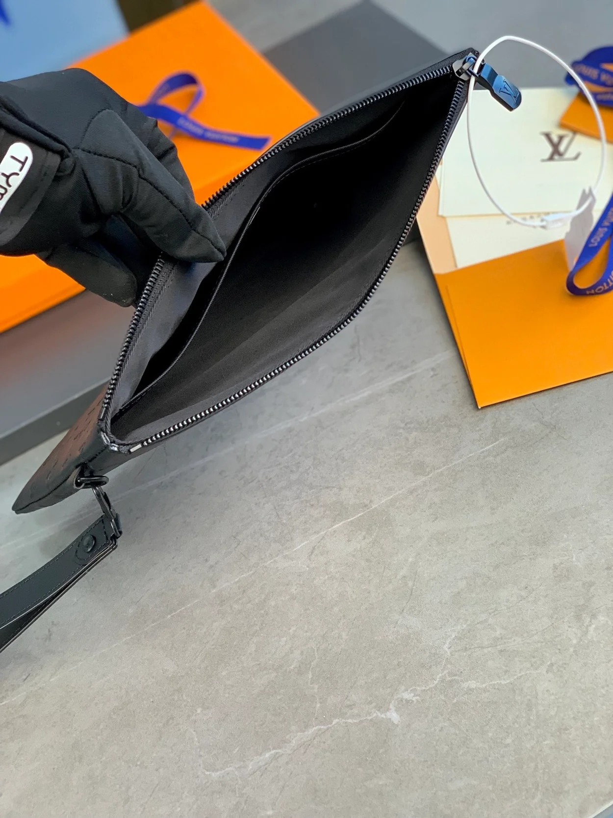 루이비통 포쉐트 To-Go 레더클러치 M81570