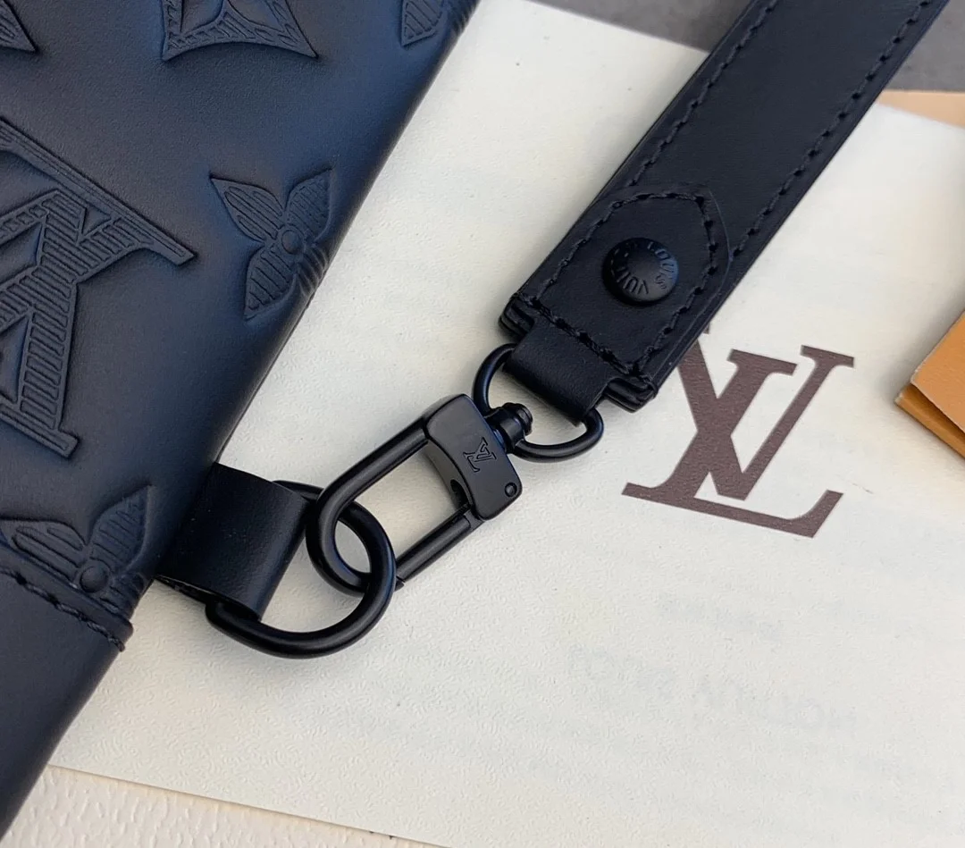 루이비통 포쉐트 To-Go 레더클러치 M81570