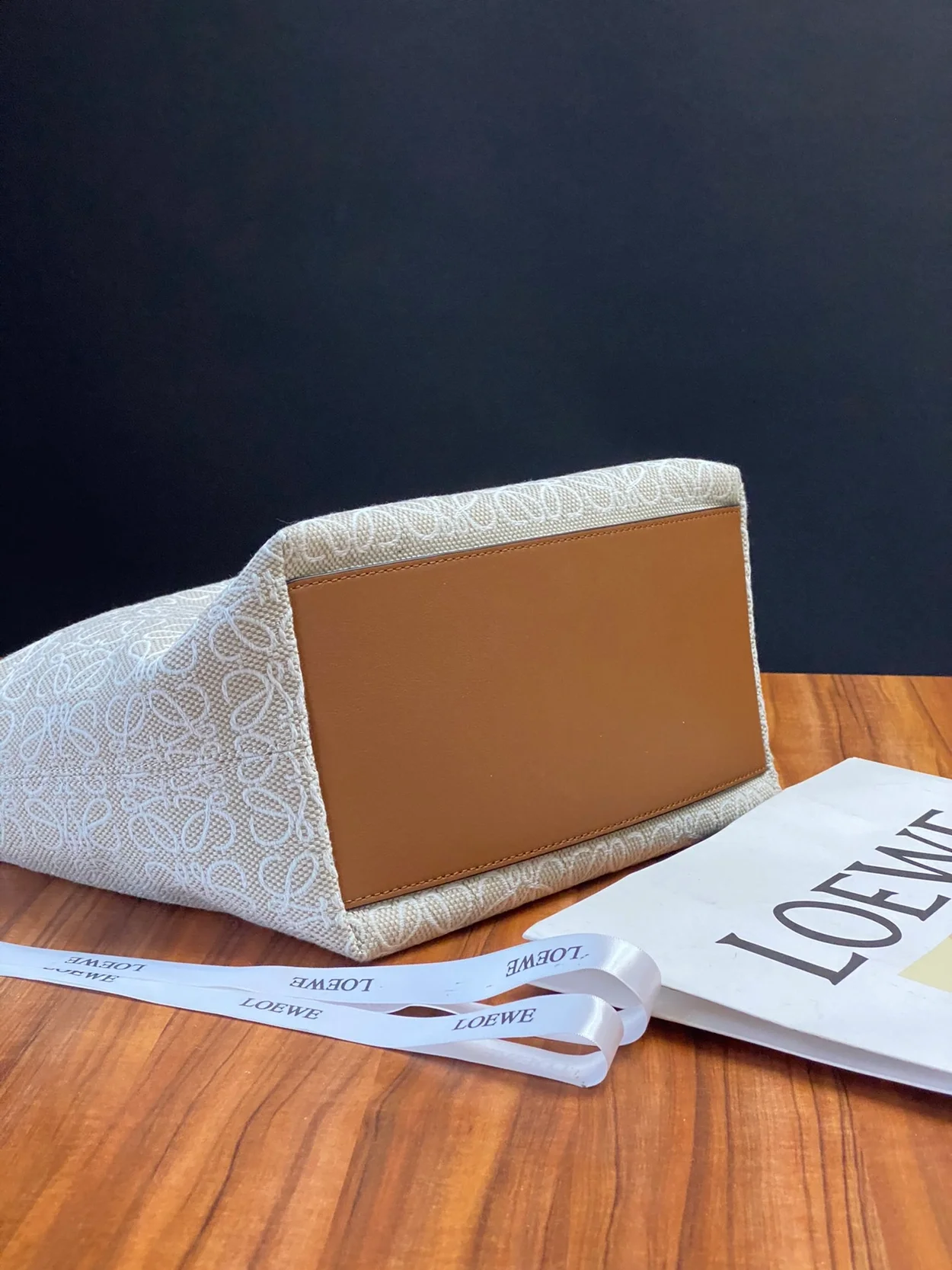 로에베 큐비 애너그램 미디움 백 브라운