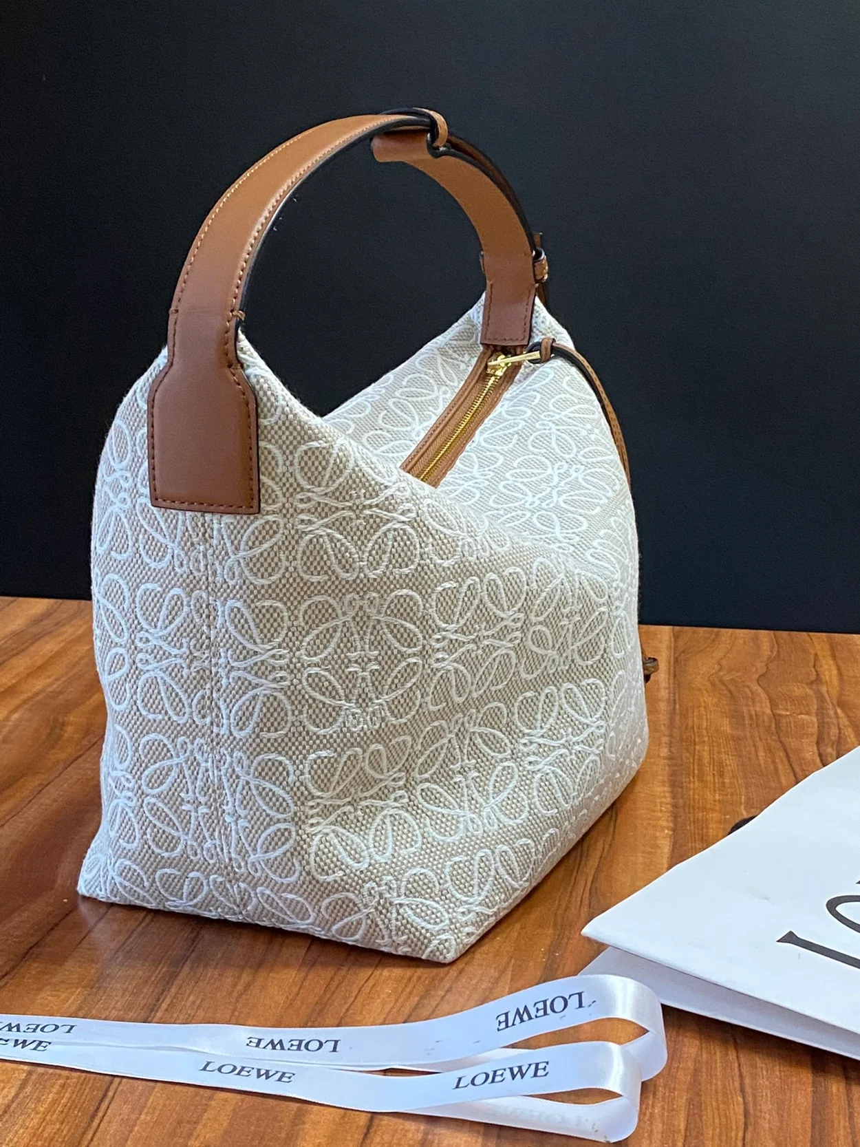 로에베 큐비 애너그램 미디움 백 브라운