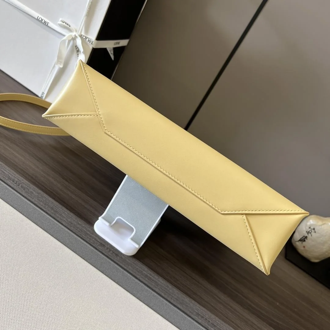 로에베 스탠다드 A4 토트 백 옐로우