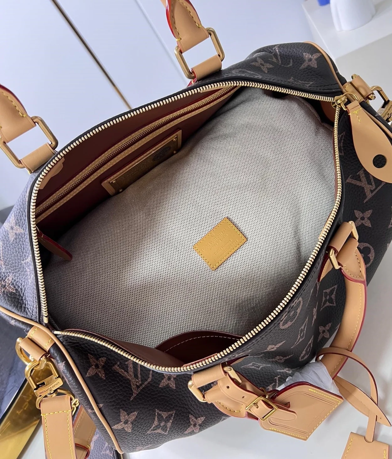 루이비통 런웨이 스피디 P9 반둘리에 40 M24422