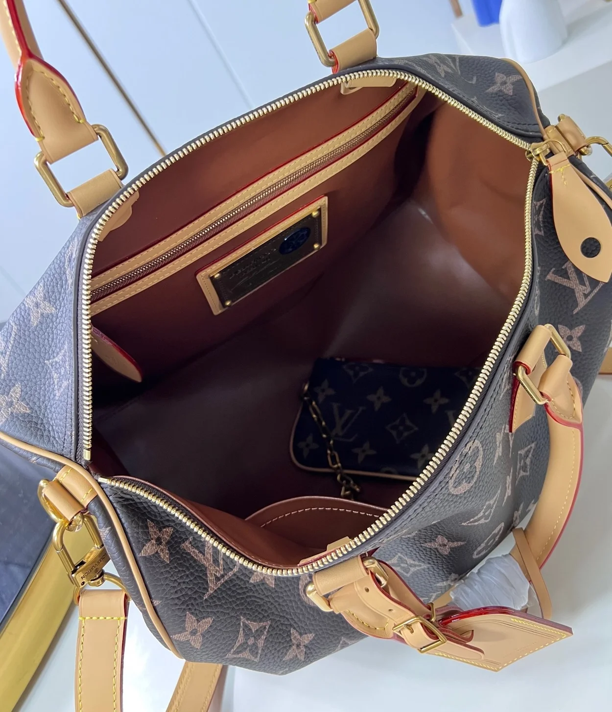 루이비통 런웨이 스피디 P9 반둘리에 40 M24422