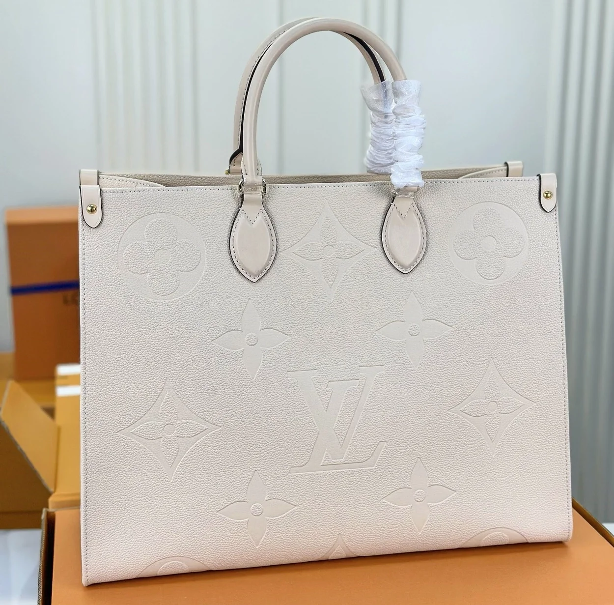 루이비통 온더고 GM 토트백 화이트 M45081