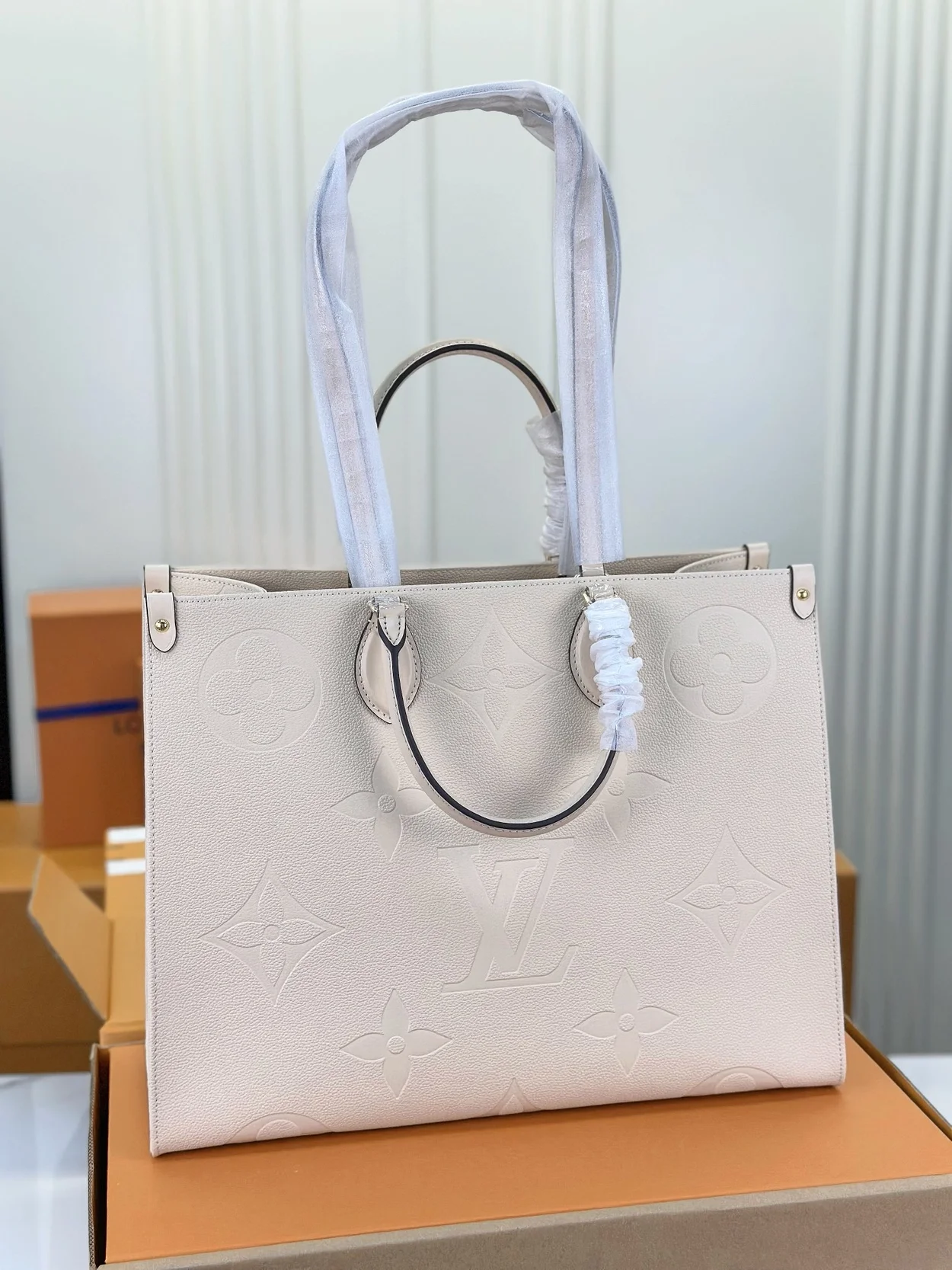 루이비통 온더고 GM 토트백 화이트 M45081