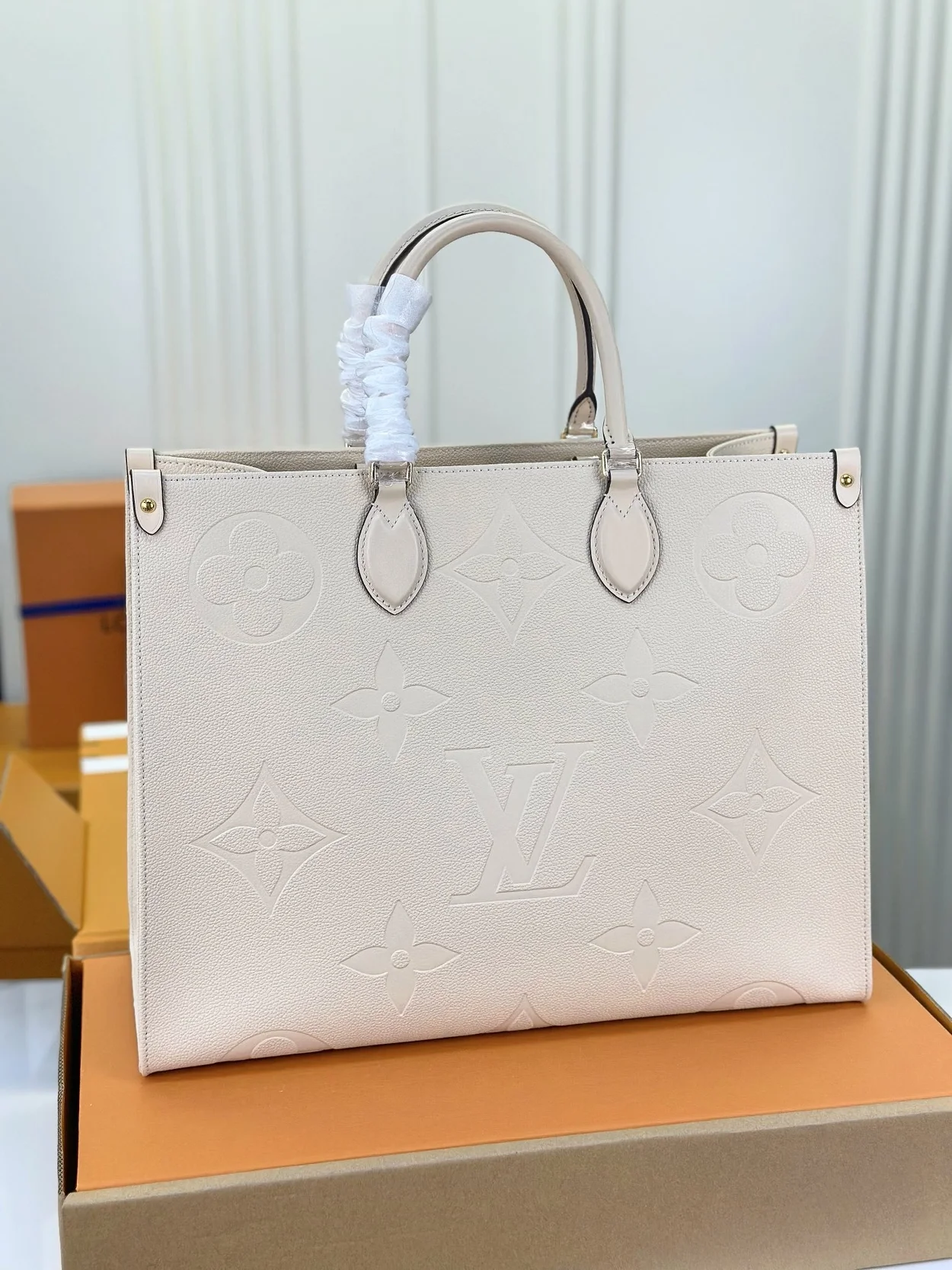 루이비통 온더고 GM 토트백 화이트 M45081