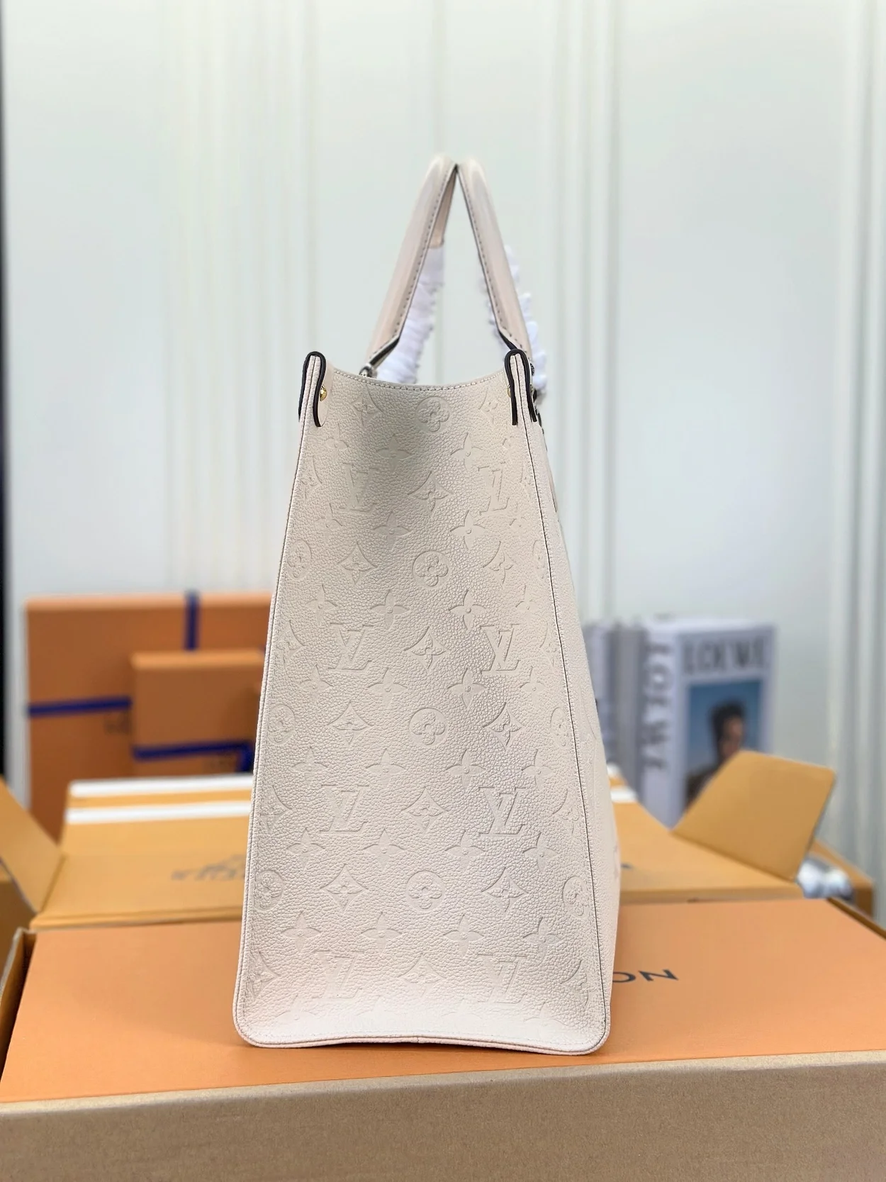 루이비통 온더고 GM 토트백 화이트 M45081