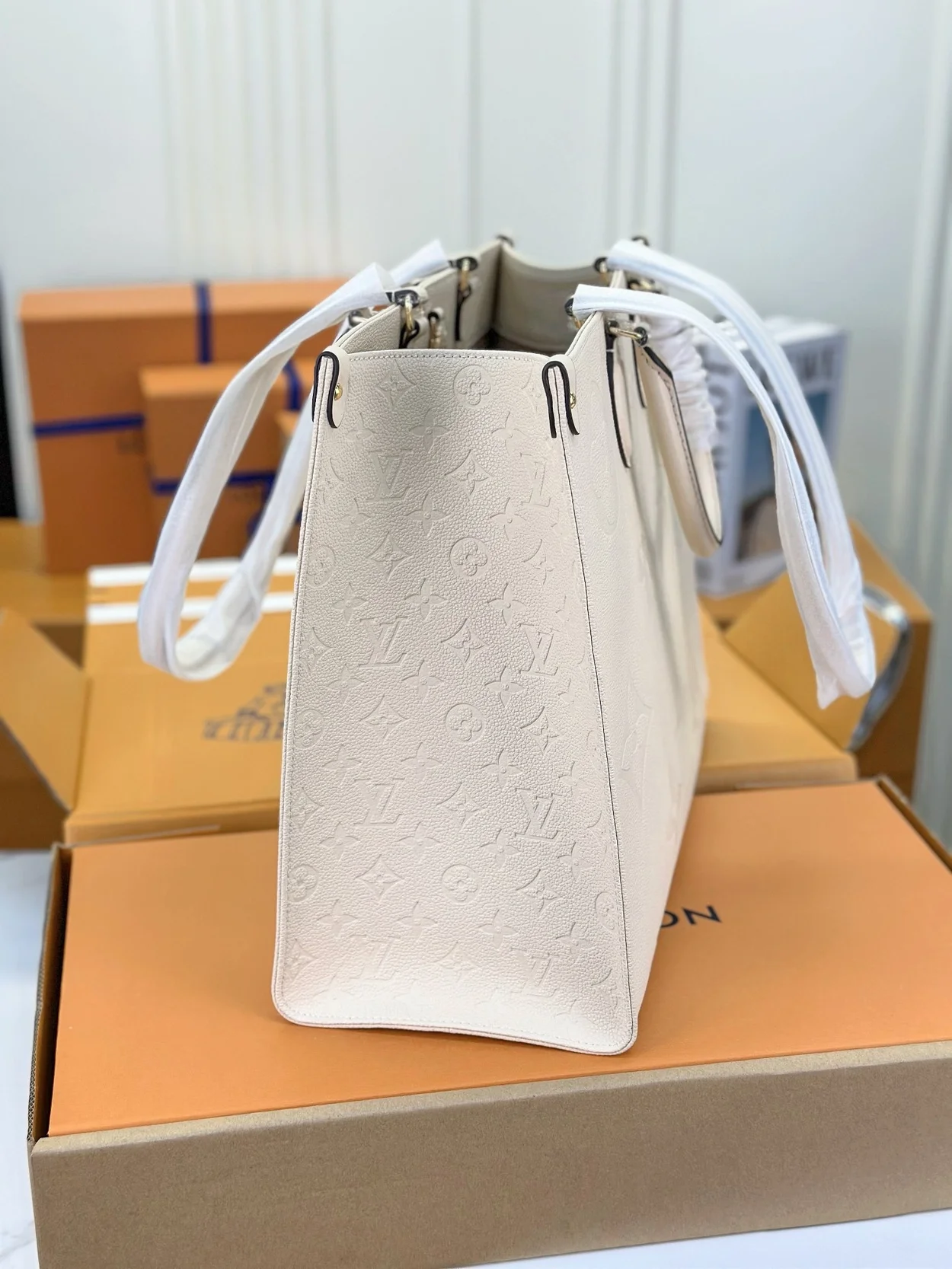 루이비통 온더고 GM 토트백 화이트 M45081