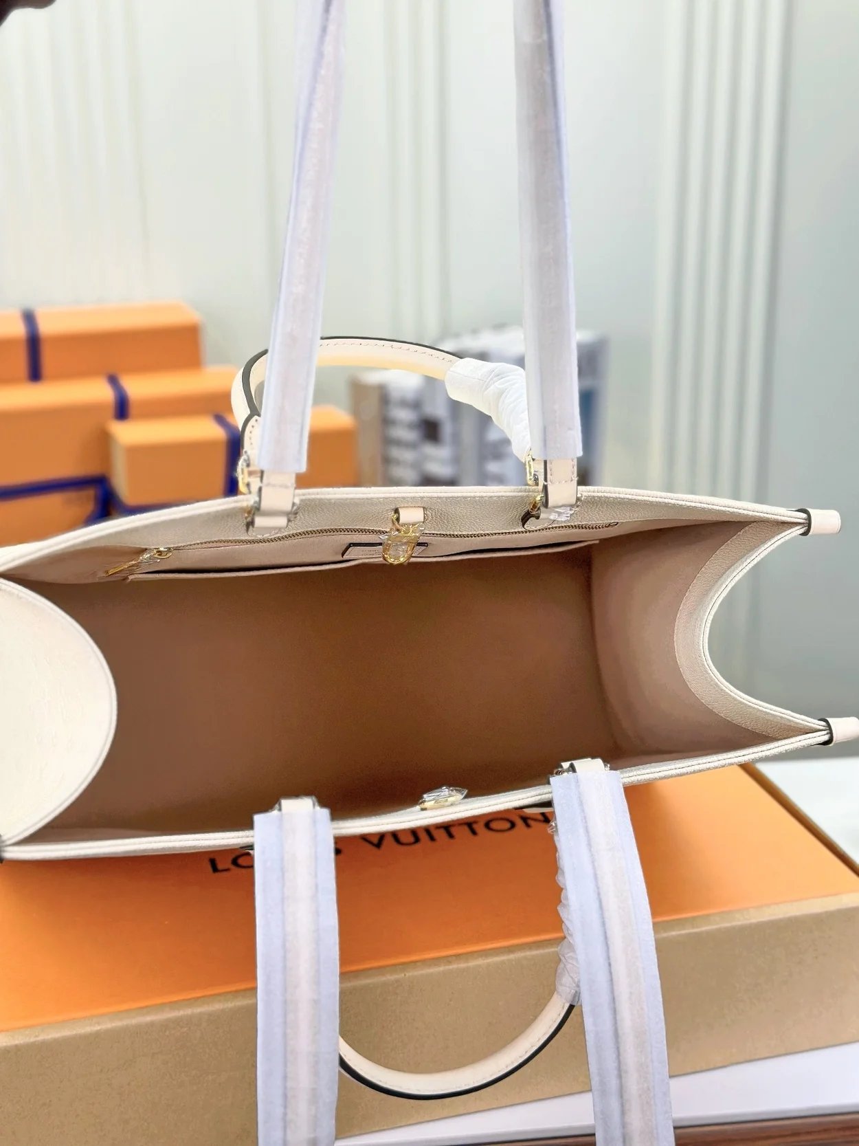 루이비통 온더고 GM 토트백 화이트 M45081