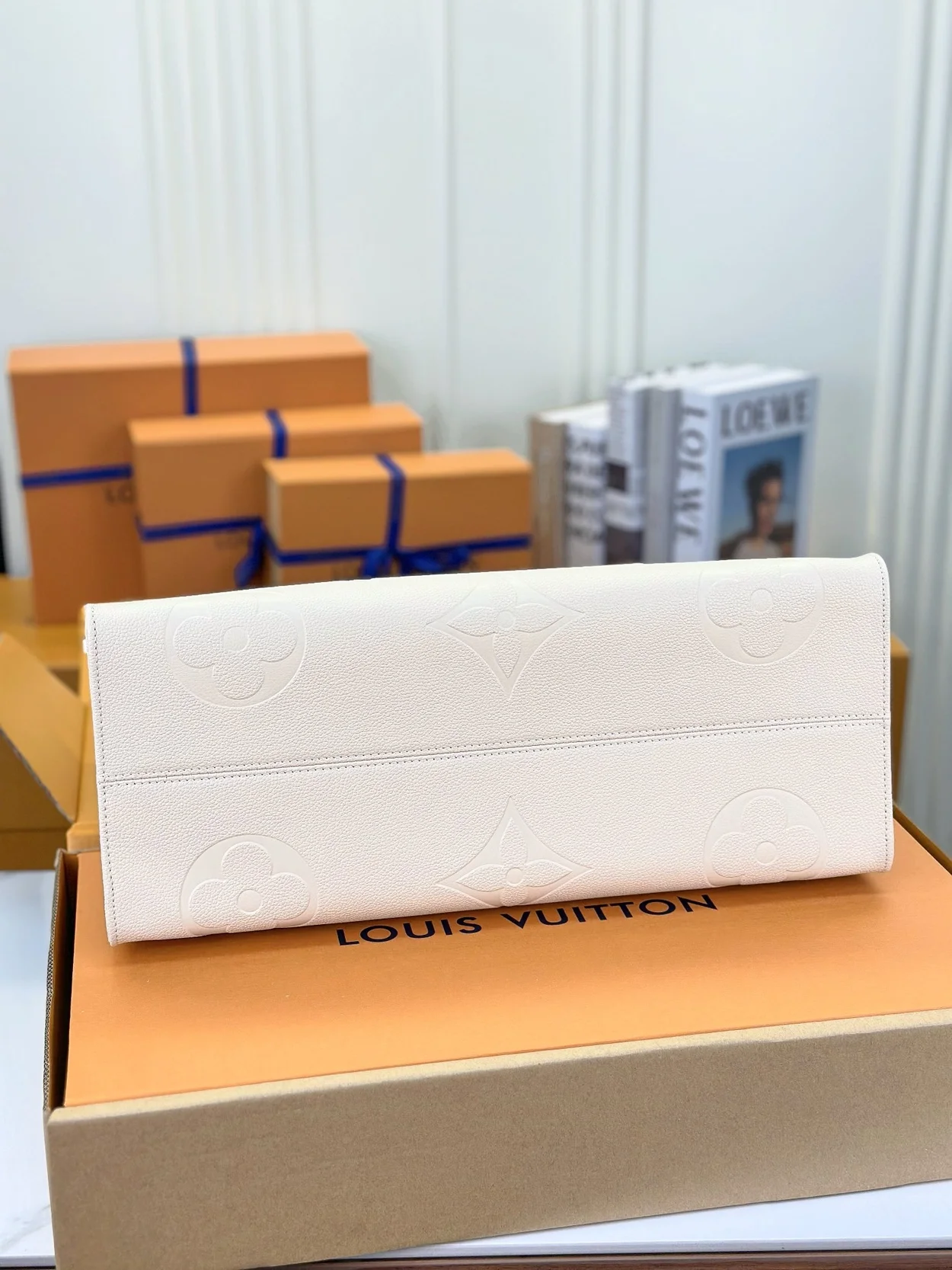 루이비통 온더고 GM 토트백 화이트 M45081