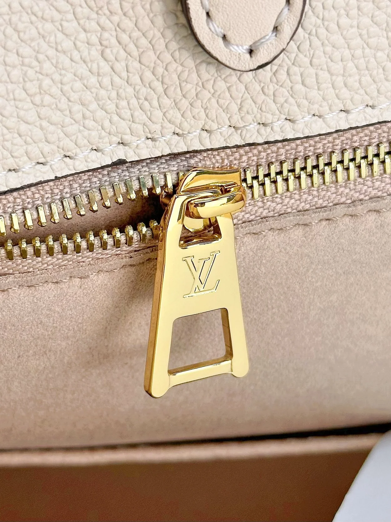 루이비통 온더고 GM 토트백 화이트 M45081