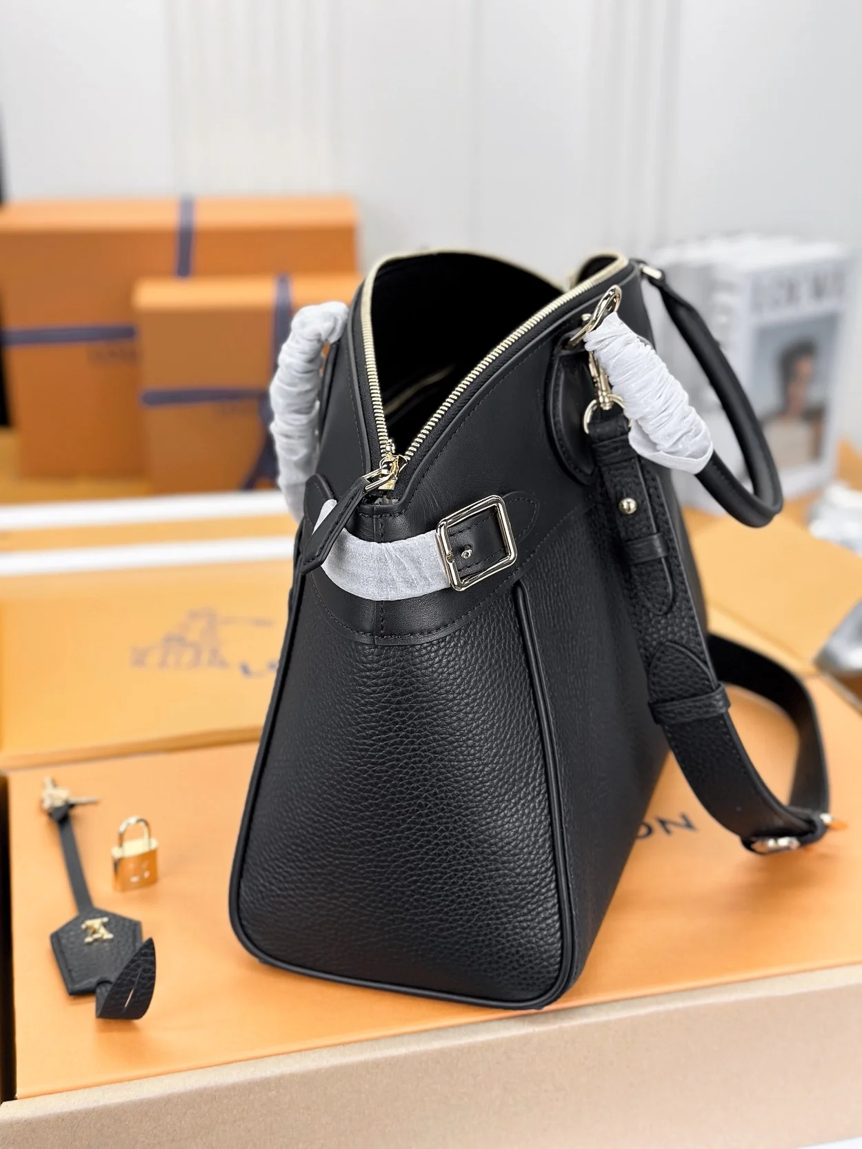 루이비통 락 잇 MM 백 블랙 M22914