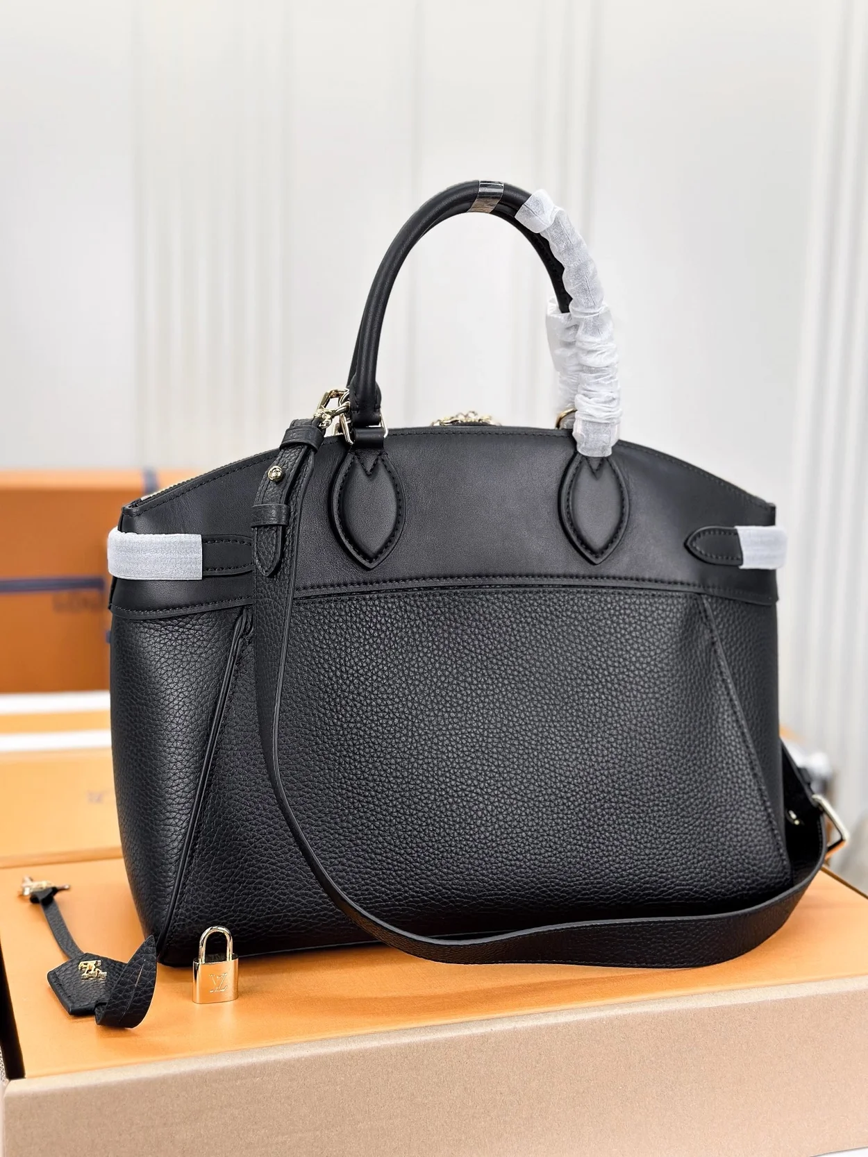 루이비통 락 잇 MM 백 블랙 M22914