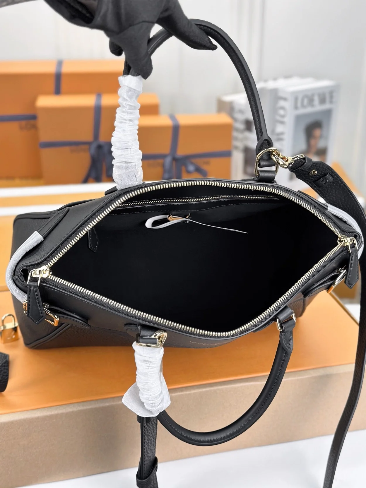 루이비통 락 잇 MM 백 블랙 M22914