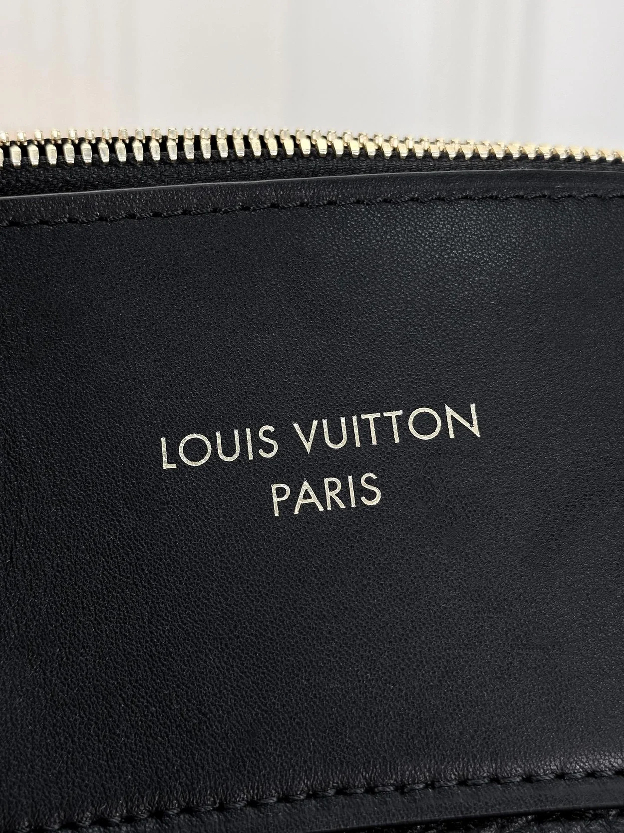 루이비통 락 잇 MM 백 블랙 M22914