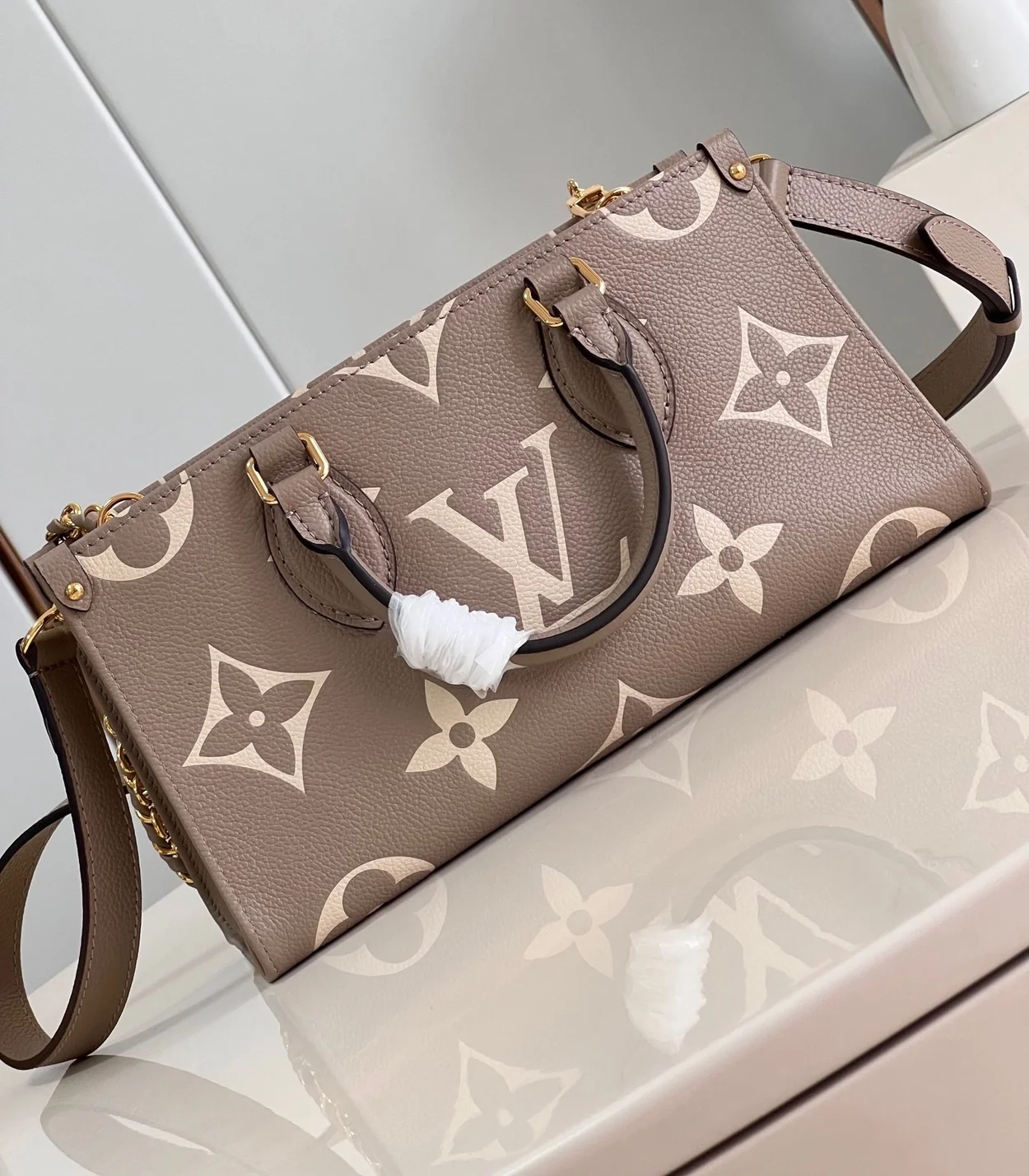 루이비통 온더고 이스트 웨스트 M23641