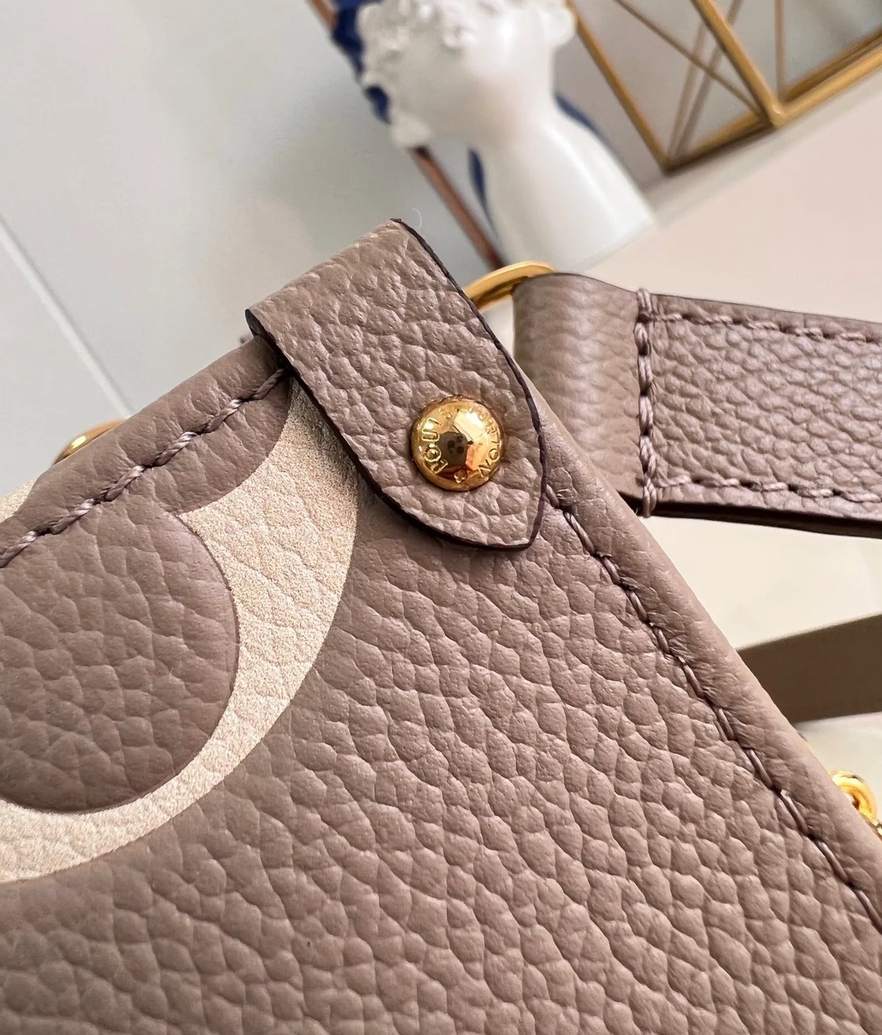 루이비통 온더고 이스트 웨스트 M23641