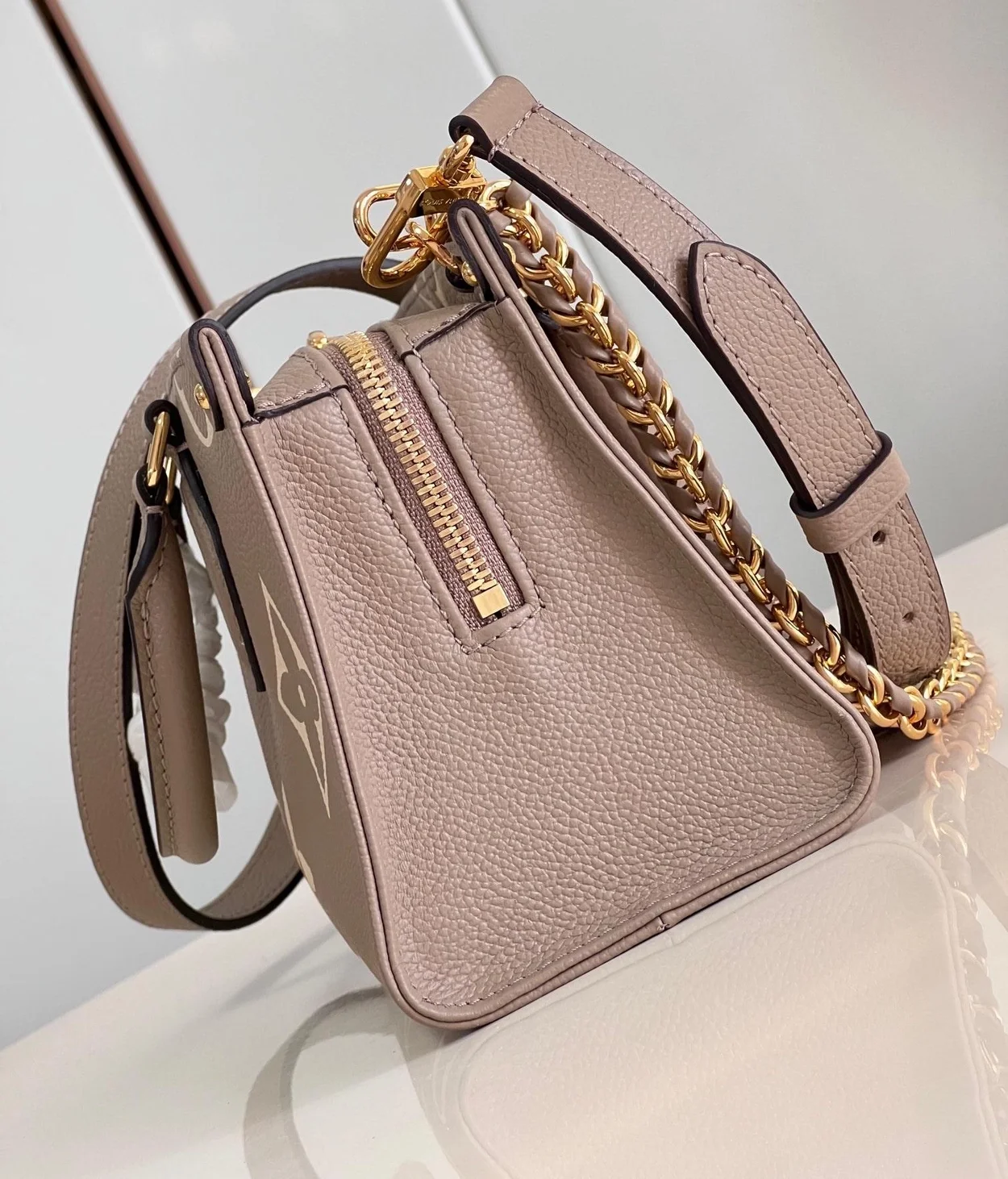 루이비통 온더고 이스트 웨스트 M23641