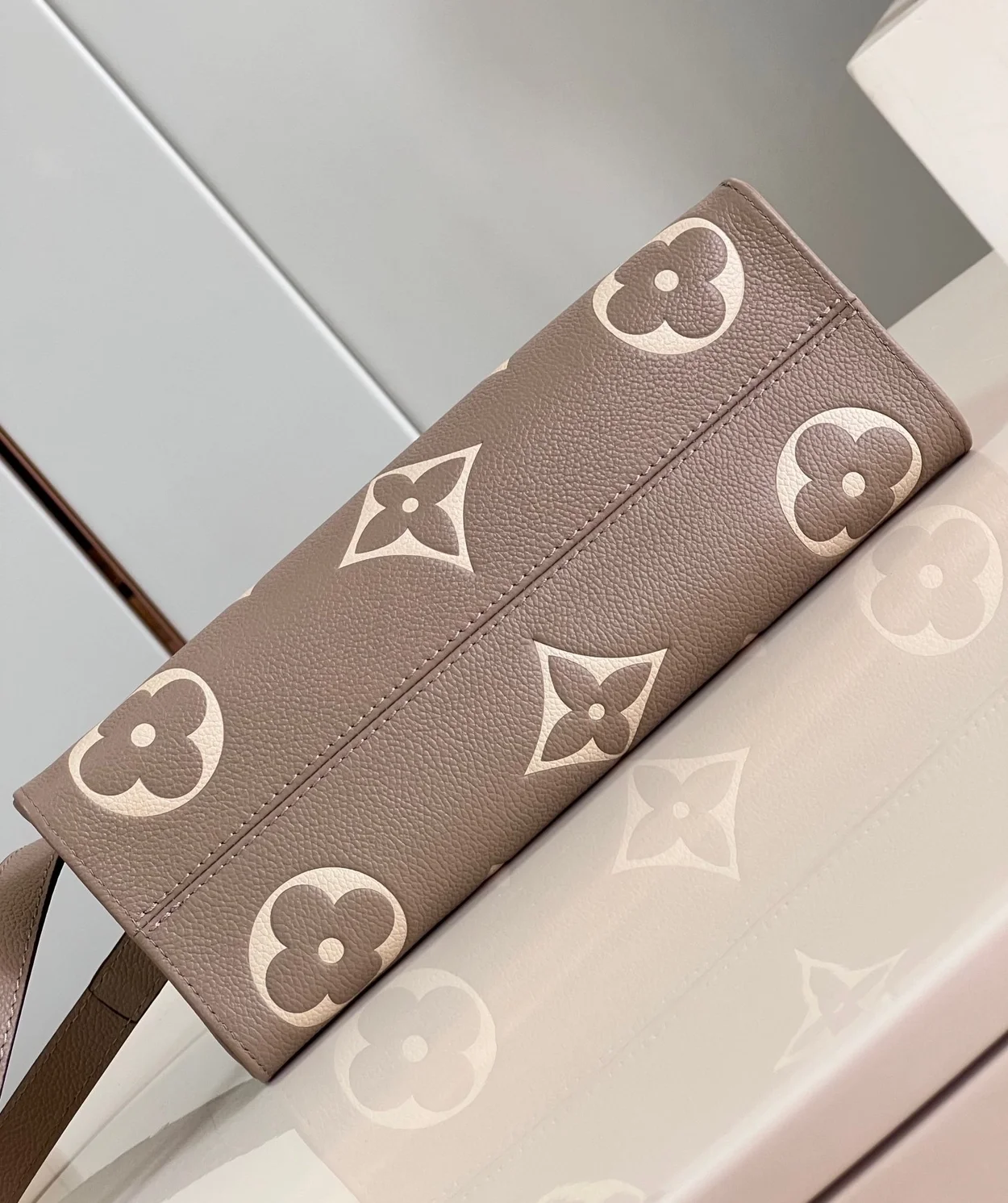 루이비통 온더고 이스트 웨스트 M23641