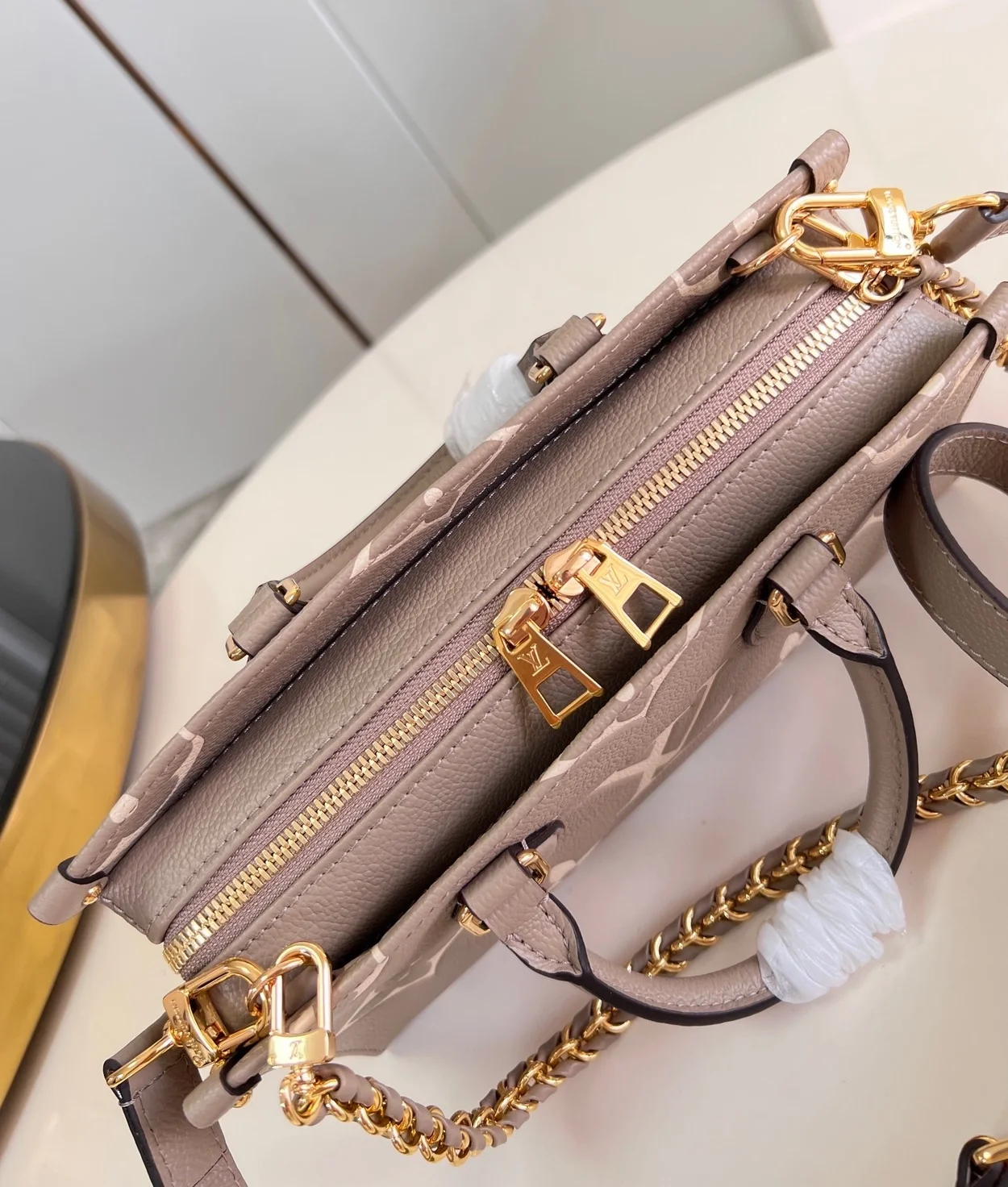 루이비통 온더고 이스트 웨스트 M23641