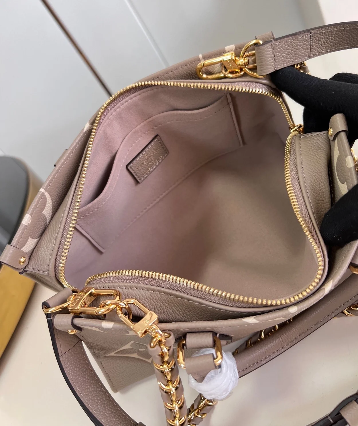 루이비통 온더고 이스트 웨스트 M23641