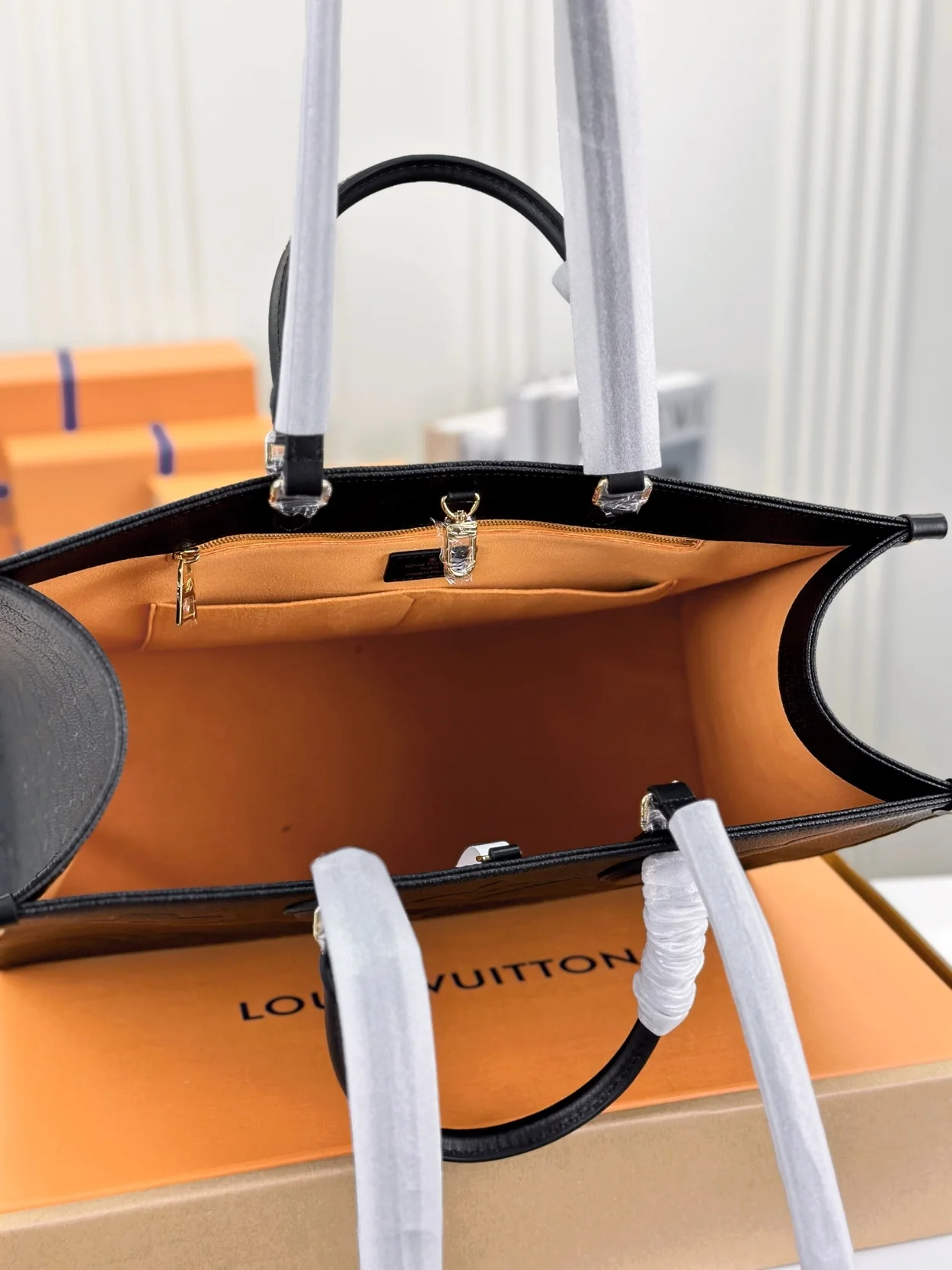 루이비통 온더고 GM 토트백 블랙 M45595