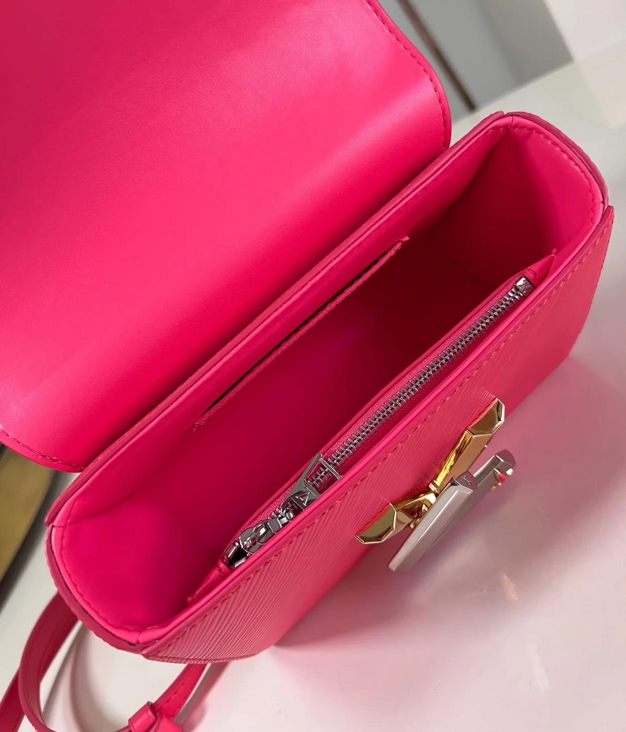 루이비통 트위스트 PM M24042