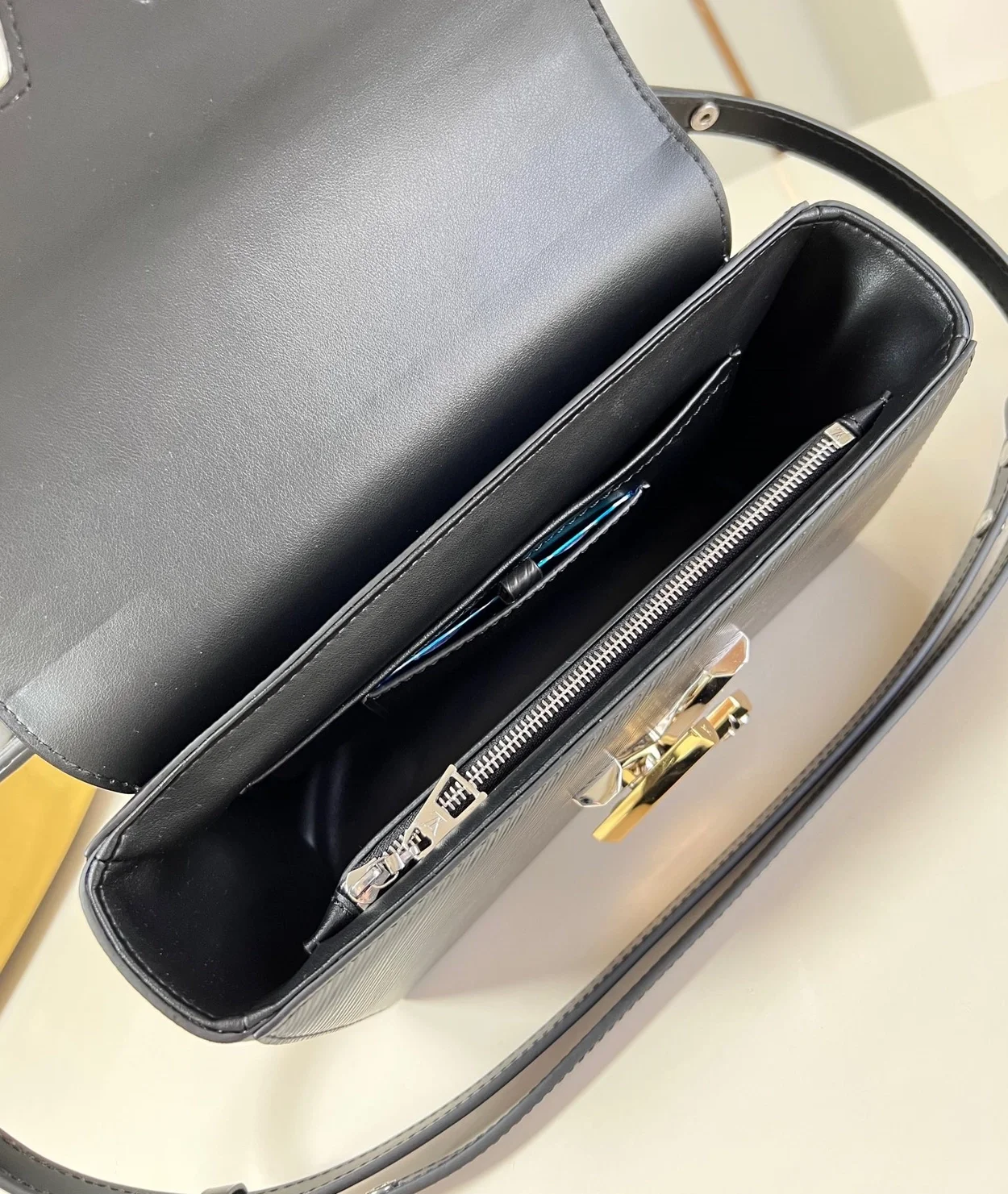 루이비통 트위스트 MM M24044